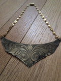 Collier Murmure Ancien – Pendentif Laiton Gravé Médiéval Artisanal | Tokyo Stories