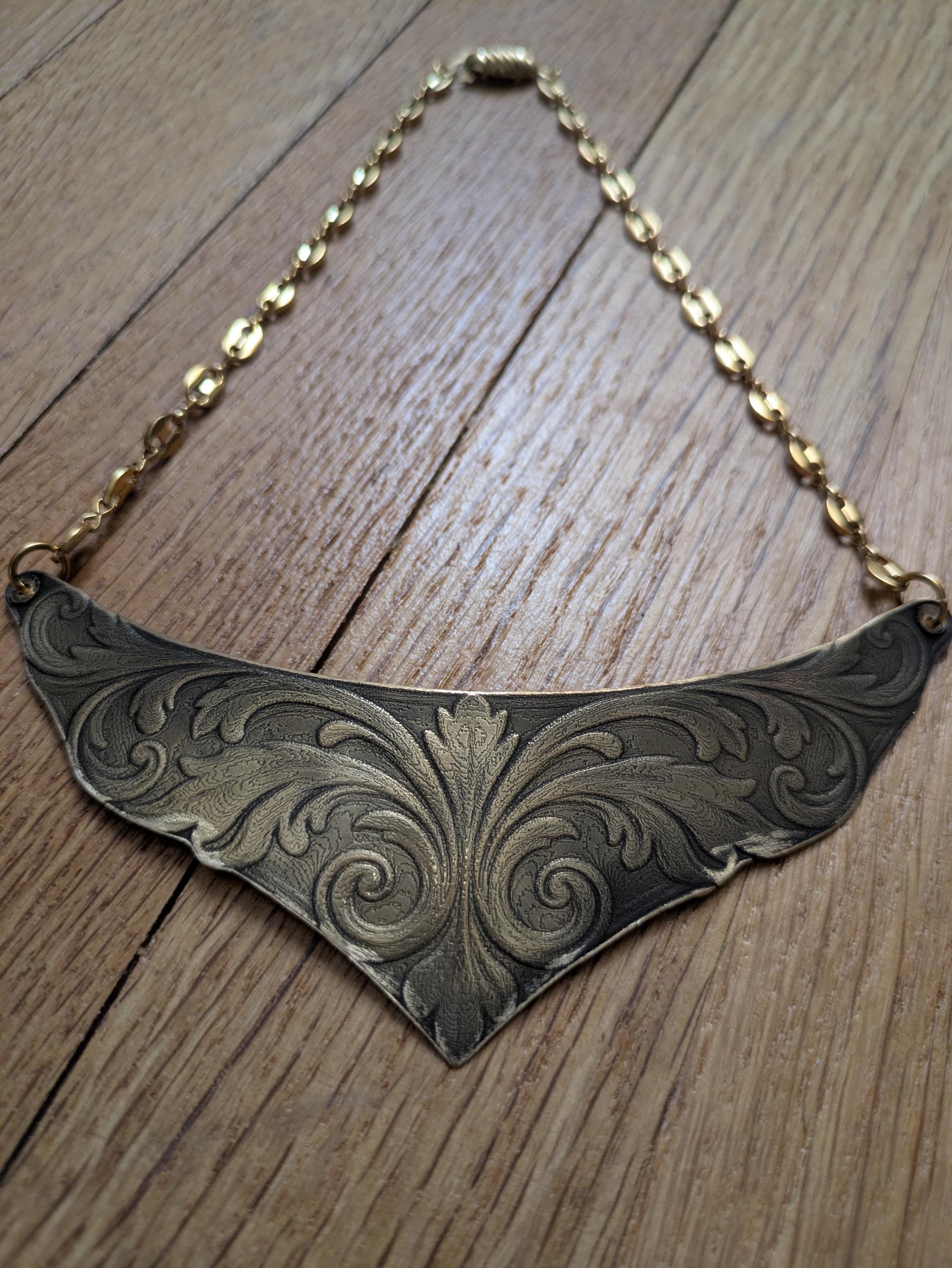 Collier Murmure Ancien – Pendentif Laiton Gravé Médiéval Artisanal | Tokyo Stories