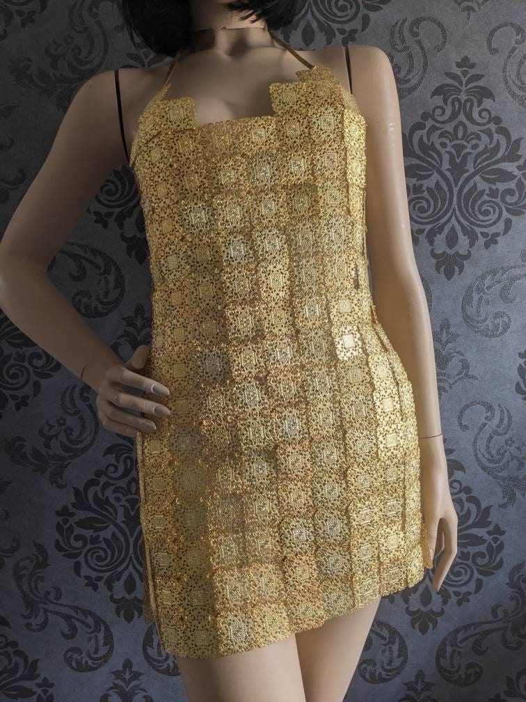 Robe Métal Doré Iconic – 258 Pièces Articulées Haute Couture Pièce Unique | Tokyo Stories