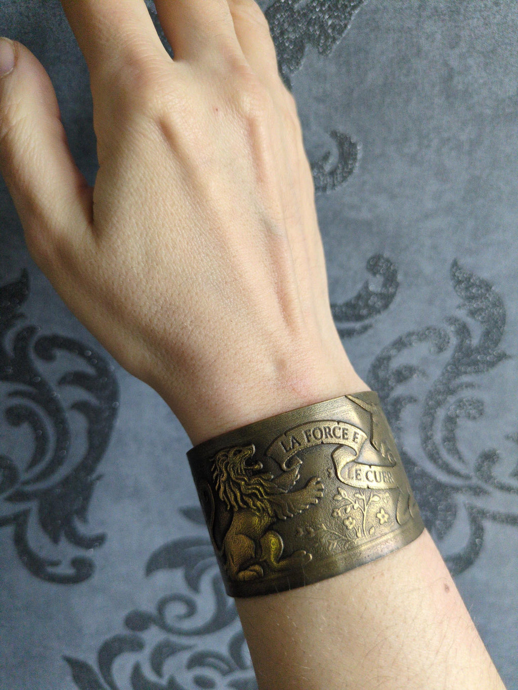 Bracelet La Force et le Cuer – Manchette Laiton Gravé Lion & Licorne Médiéval | Tokyo Stories