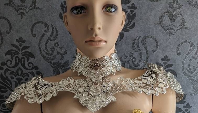 Parure Armure Plumes & Métal – Épaulettes, Corset & Ceinture Unisexe | Tokyo Stories