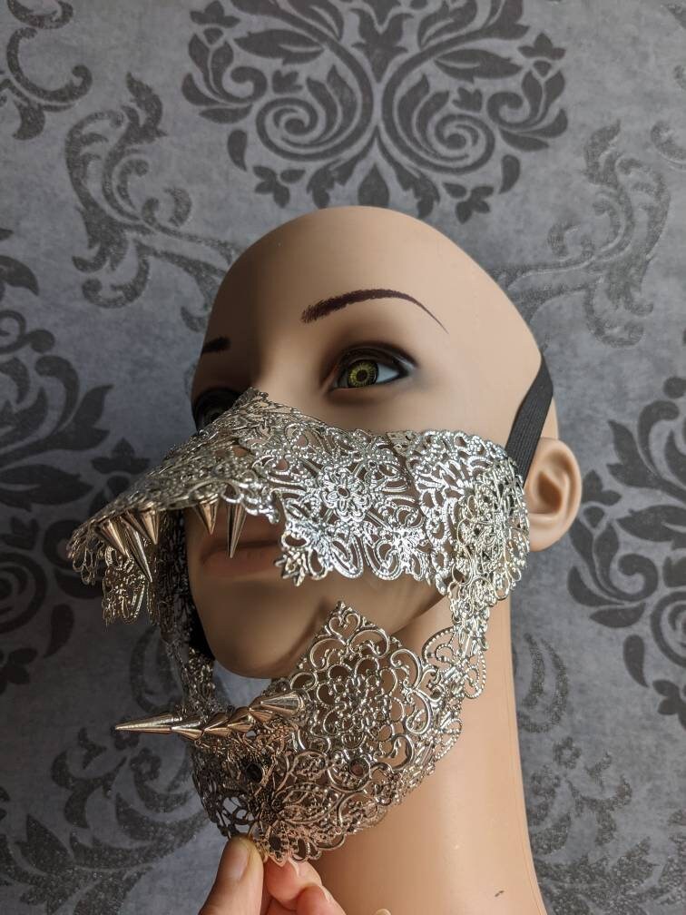 Masque Articulé Gueule de Loup – Armure Bas de Visage Métal Argenté Pièce Unique | Tokyo Stories