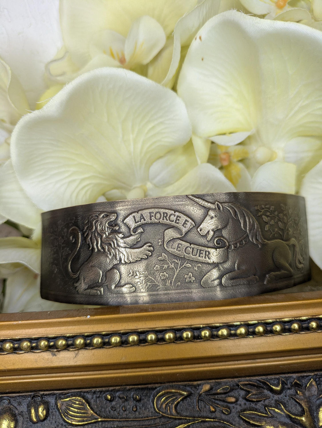 Bracelet La Force et le Cuer – Manchette Laiton Gravé Lion & Licorne Médiéval | Tokyo Stories