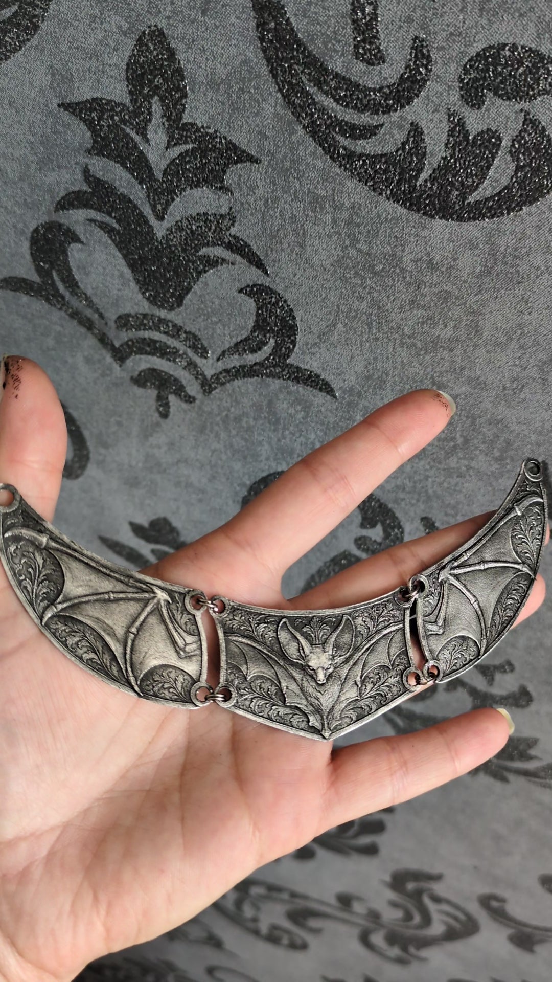 Collier Chauve-Souris – Torque Ras-de-Cou Articulé en Aluminium Embossé – Gothique, Medievalcore & Dark Fantasy