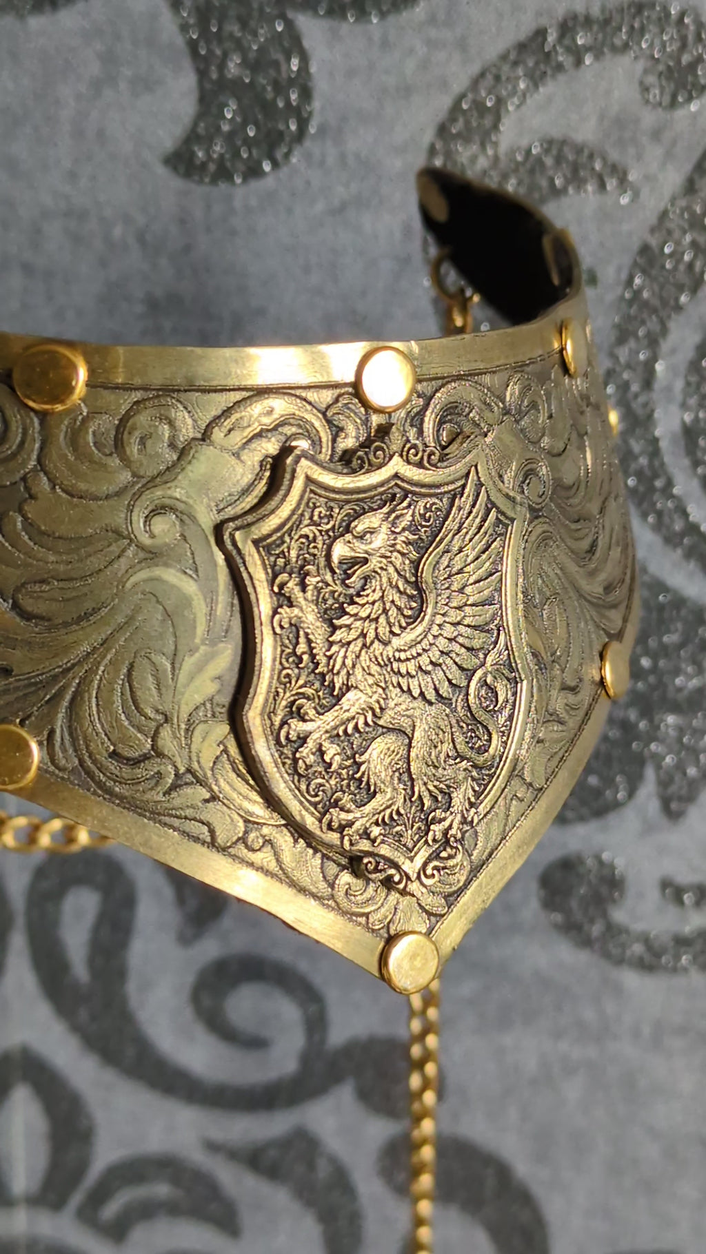 Collier Plastron Gorget Laiton – Blason Griffon Héraldique