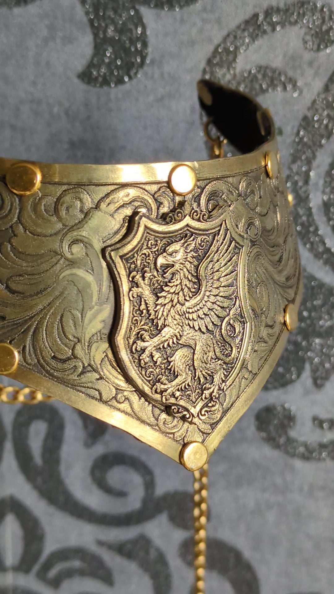 Collier Plastron Gorget Laiton – Blason Griffon Héraldique