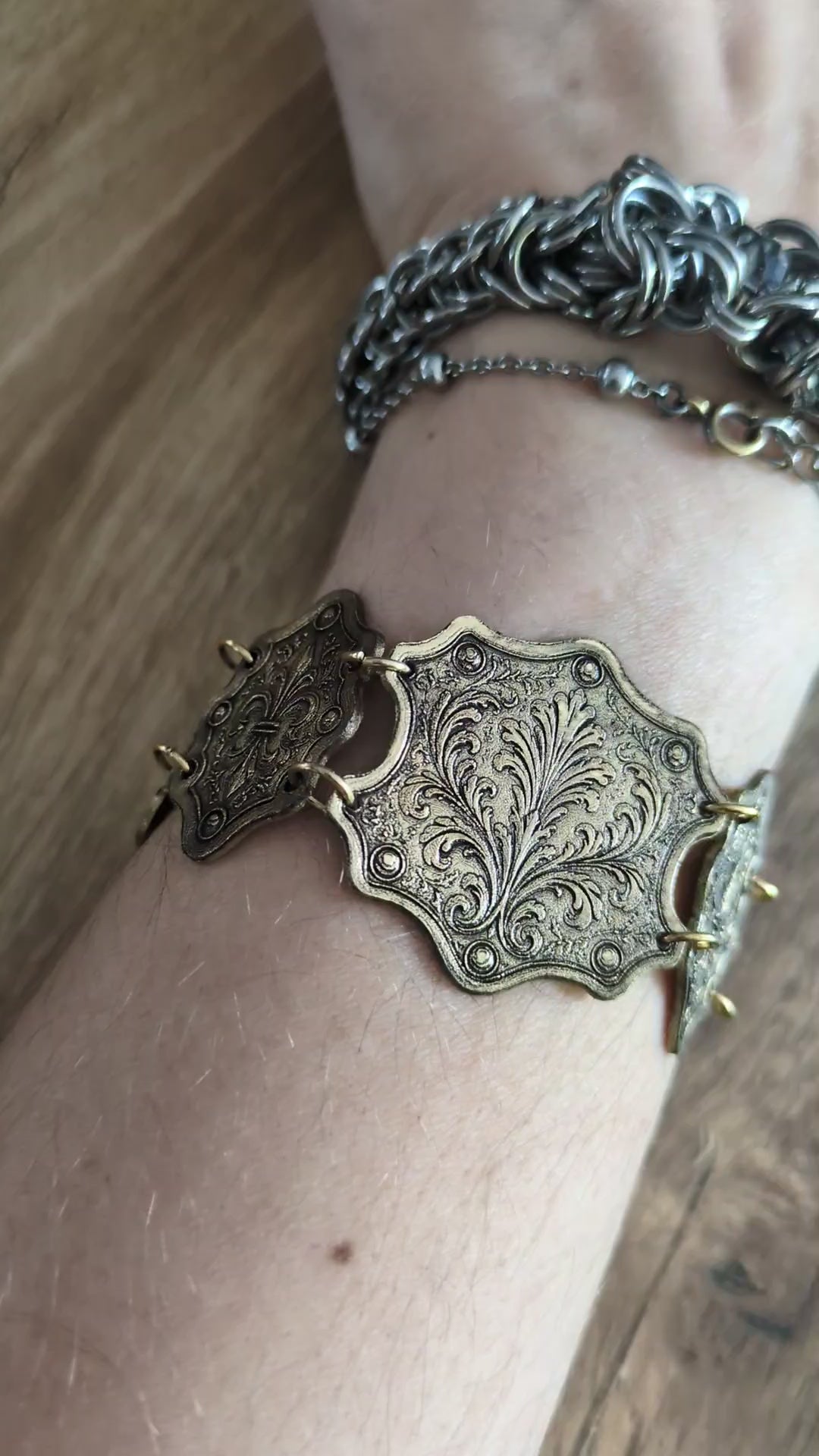 Bracelet Médiéval Laiton Acanthe – Articulé Cotte de Maille Doré