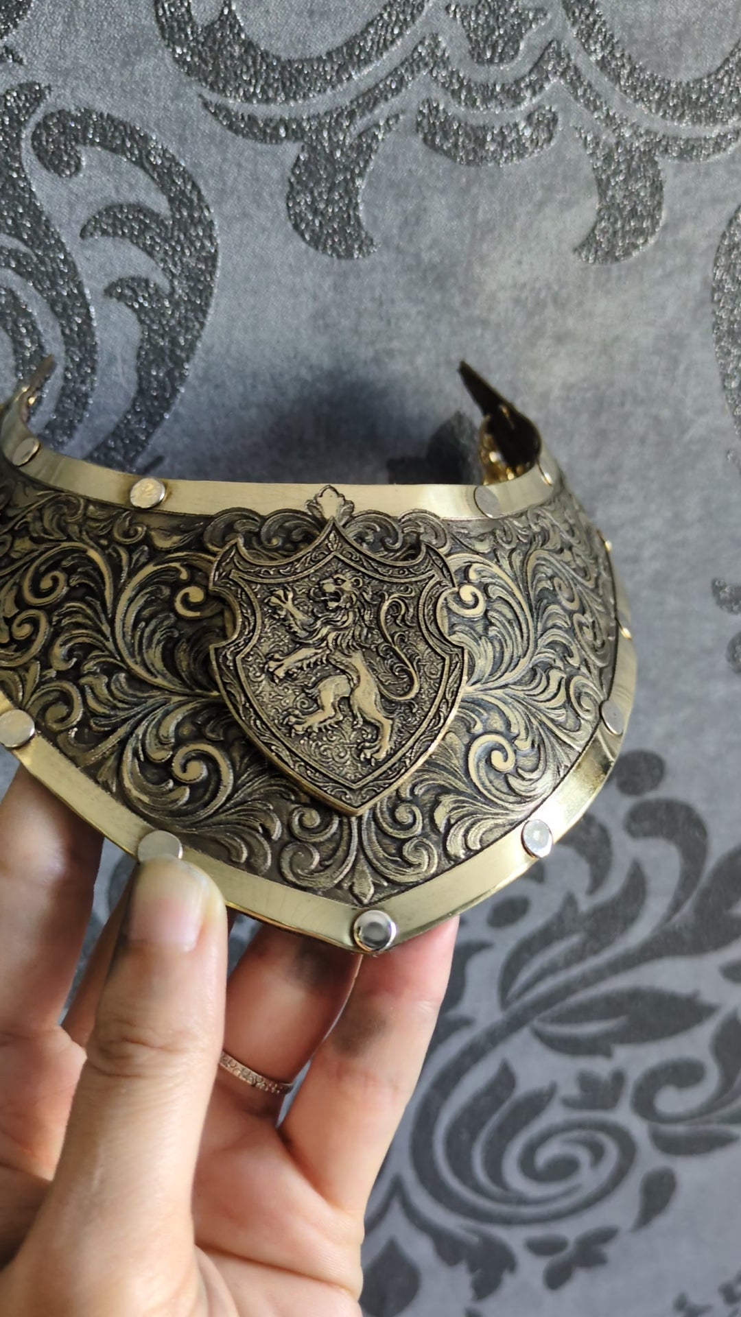 Collier Plastron Gorget – Blason Lion Héraldique Laiton