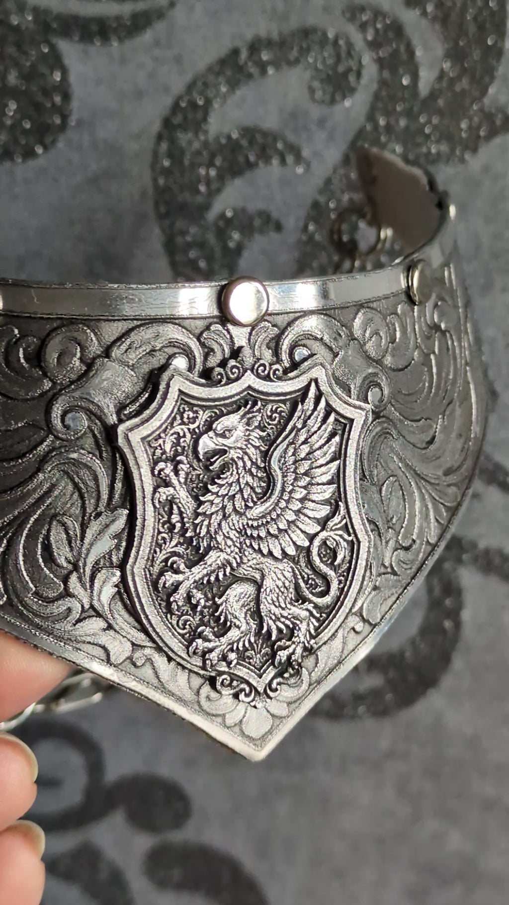 Collier Plastron Gorget – Blason Griffon Héraldique Aluminium