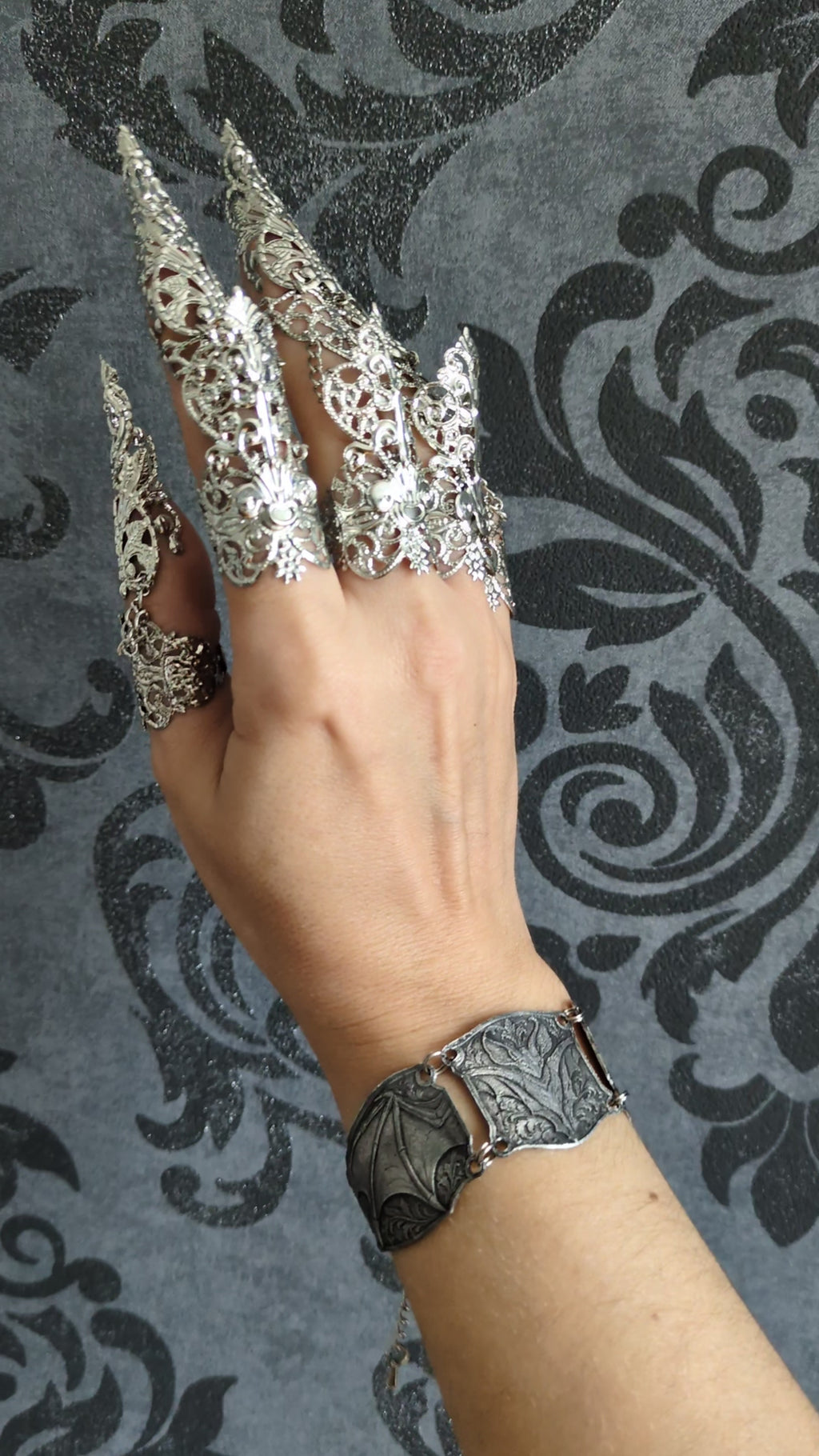 Bracelet Chauve-Souris Enchaînée – Bracelet Armure Articulé en Aluminium Embossé – Medievalcore, Gothique & Dark Fantasy