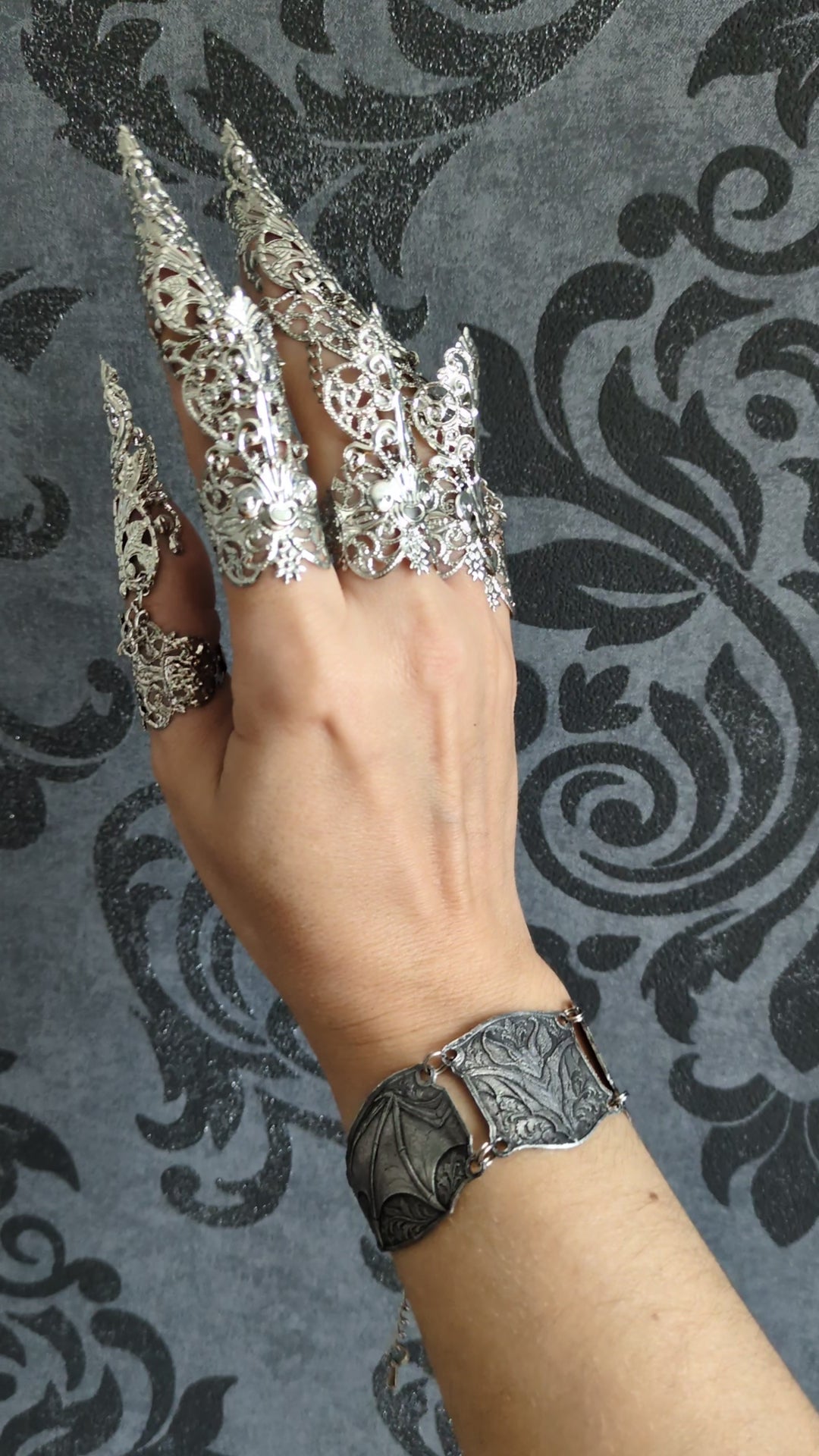 Bracelet Chauve-Souris Enchaînée – Bracelet Armure Articulé en Aluminium Embossé – Medievalcore, Gothique & Dark Fantasy