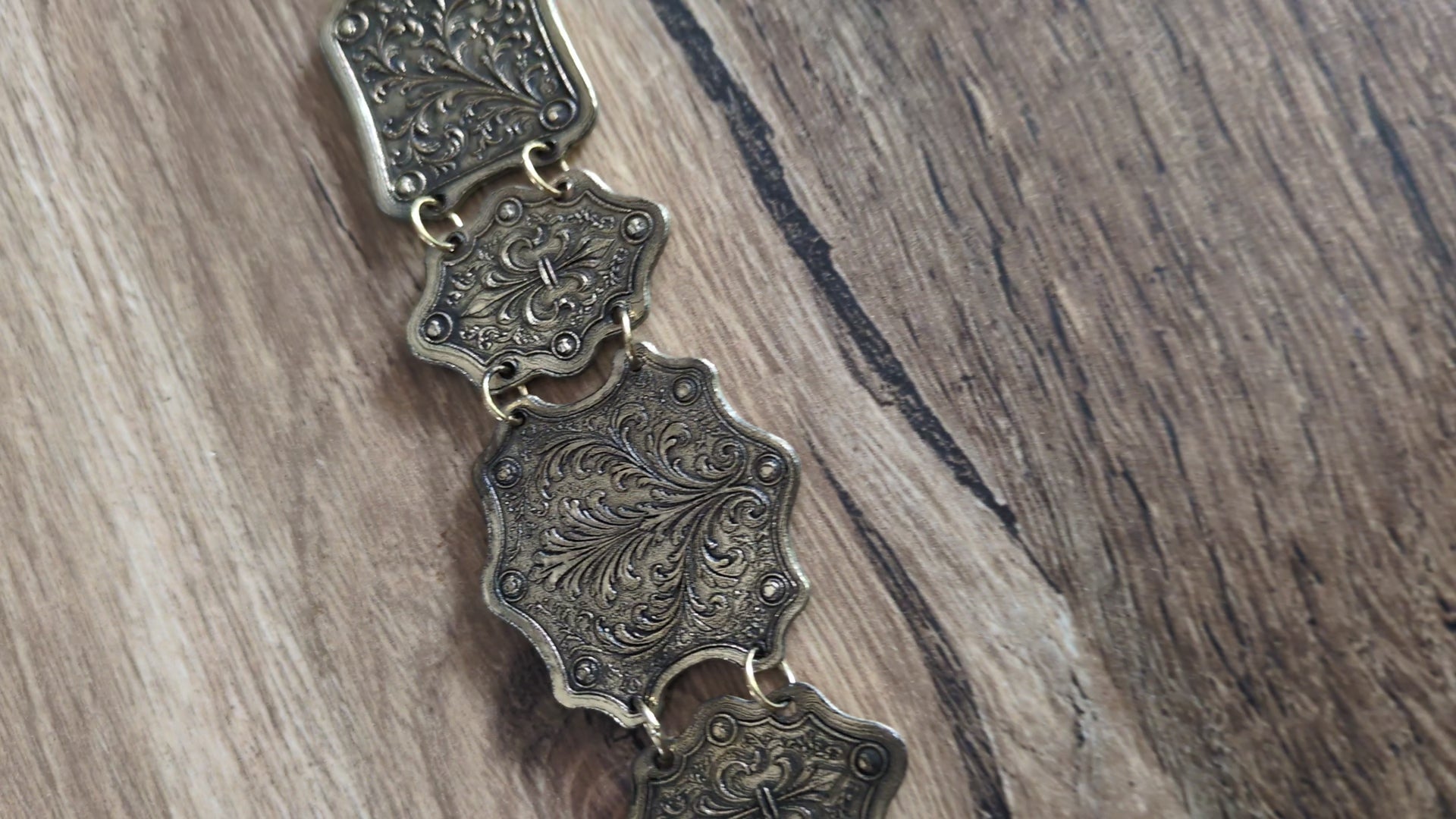 Bracelet Médiéval Laiton Acanthe – Articulé Cotte de Maille Doré