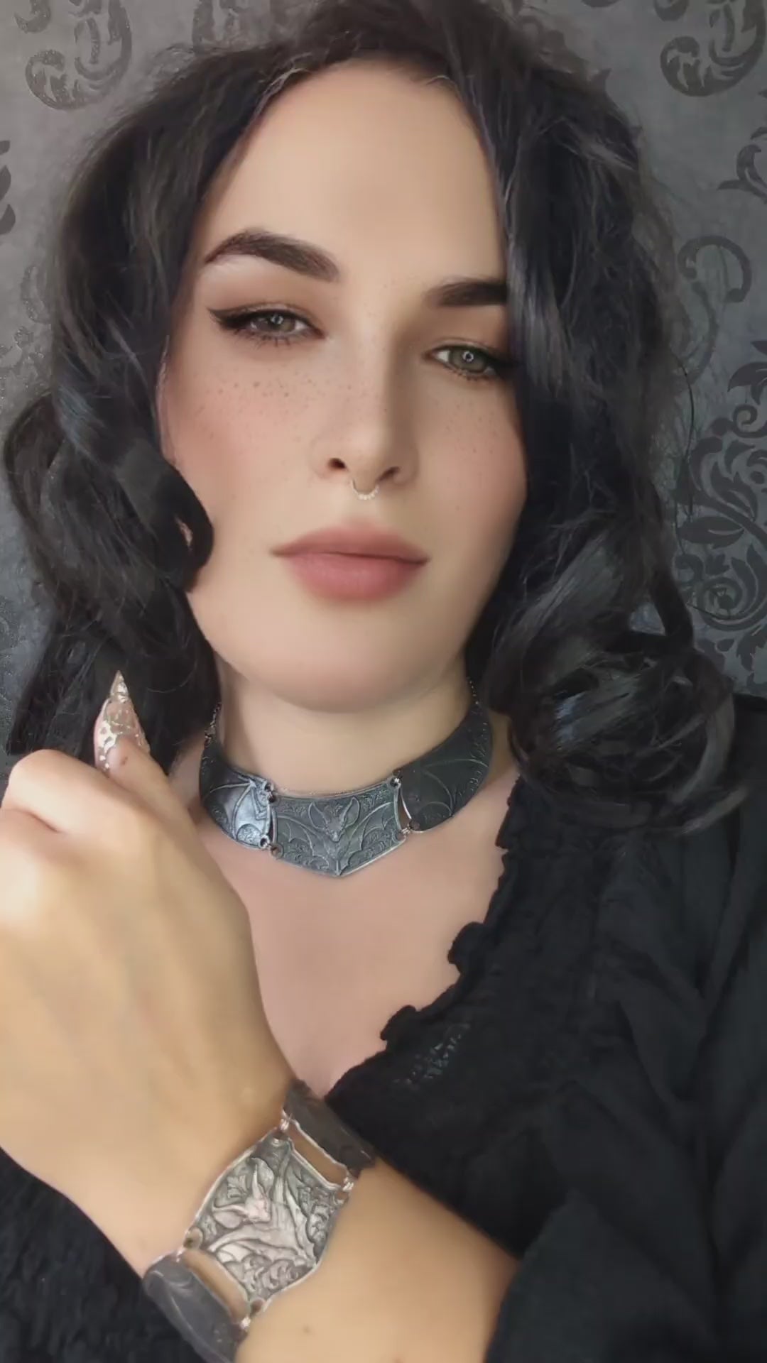 Collier Chauve-Souris – Torque Ras-de-Cou Articulé en Aluminium Embossé – Gothique, Medievalcore & Dark Fantasy