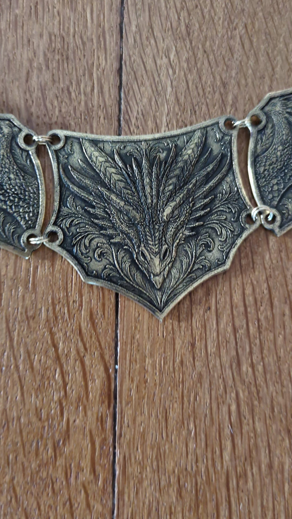 Collier armure Dragon articulé: Ras-le-cou en laiton embossé style Dark Fantasy