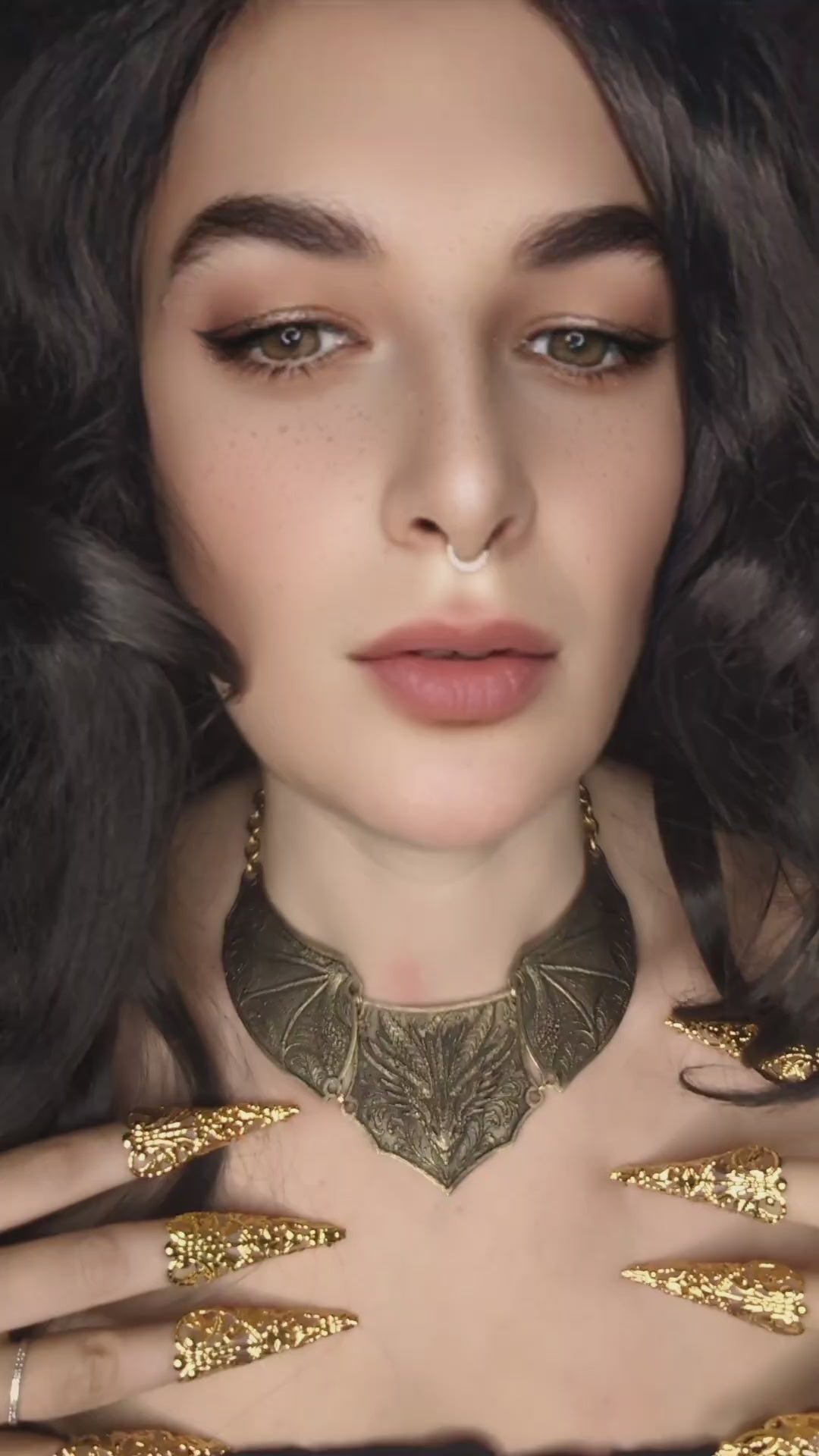 Collier armure Dragon articulé: Ras-le-cou en laiton embossé style Dark Fantasy