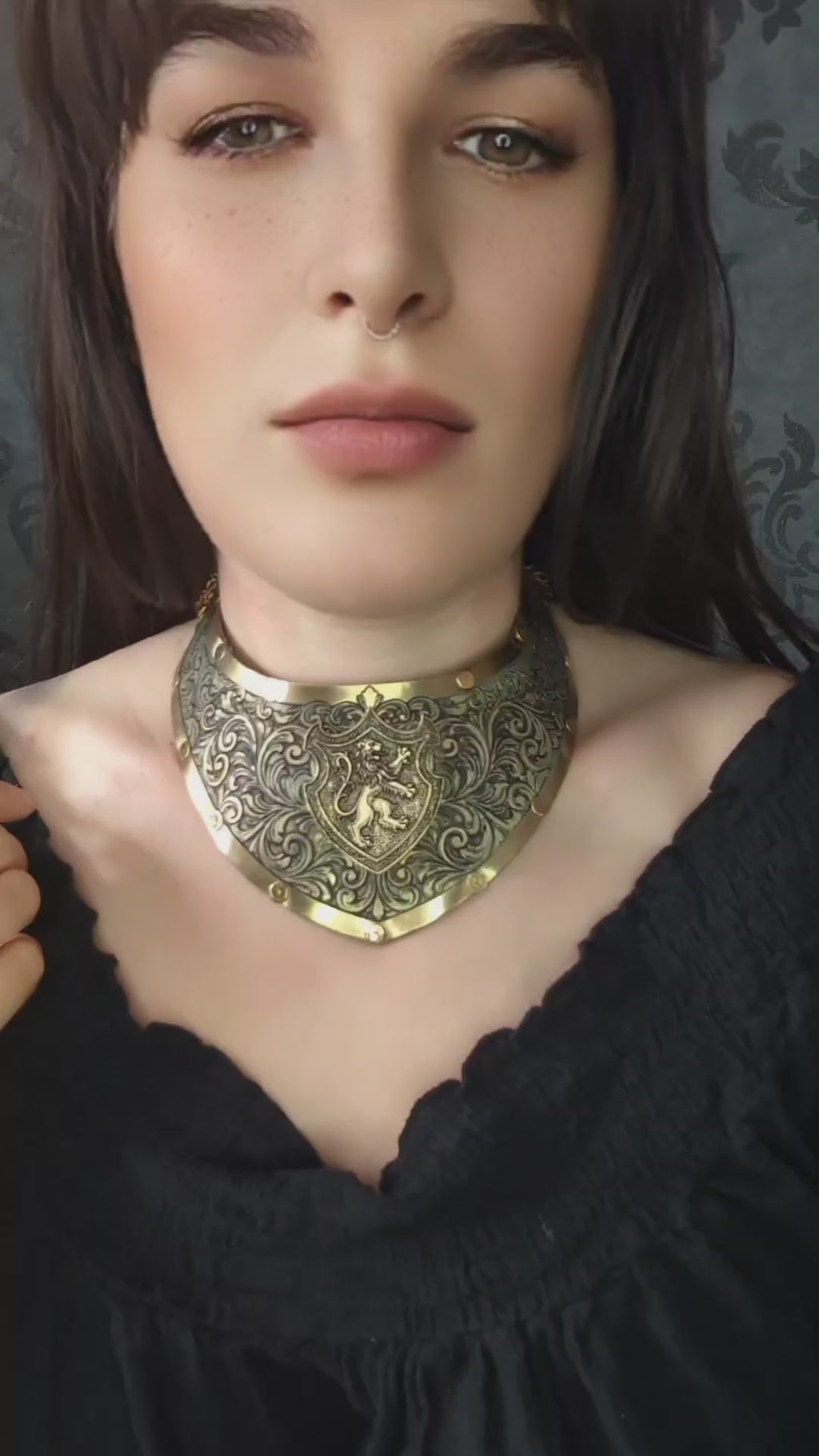 Collier Plastron Gorget – Blason Lion Héraldique Laiton