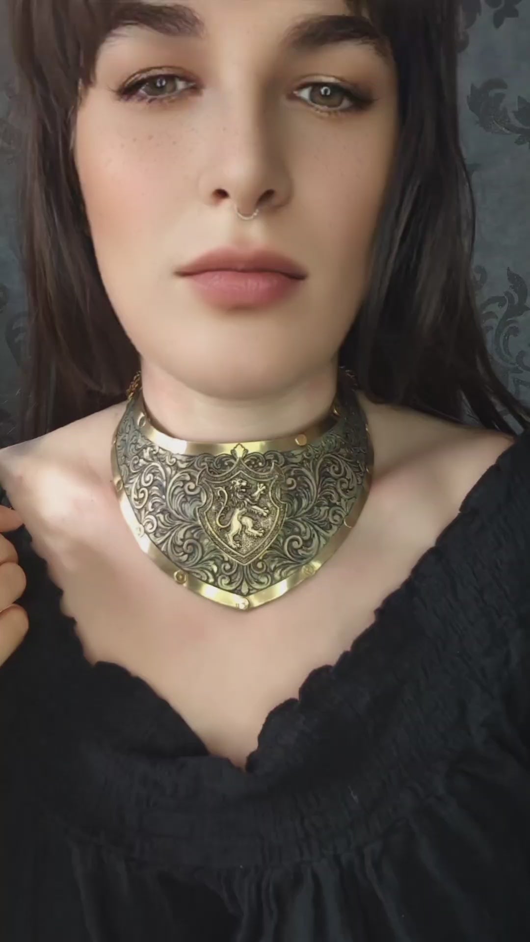 Collier Plastron Gorget – Blason Lion Héraldique Laiton