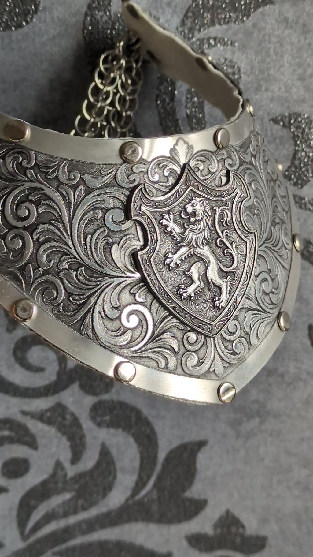 Collier Plastron Gorget – Blason Lion Héraldique Aluminium