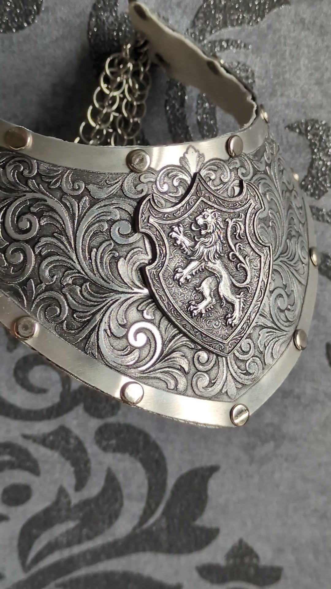 Collier Plastron Gorget – Blason Lion Héraldique Aluminium
