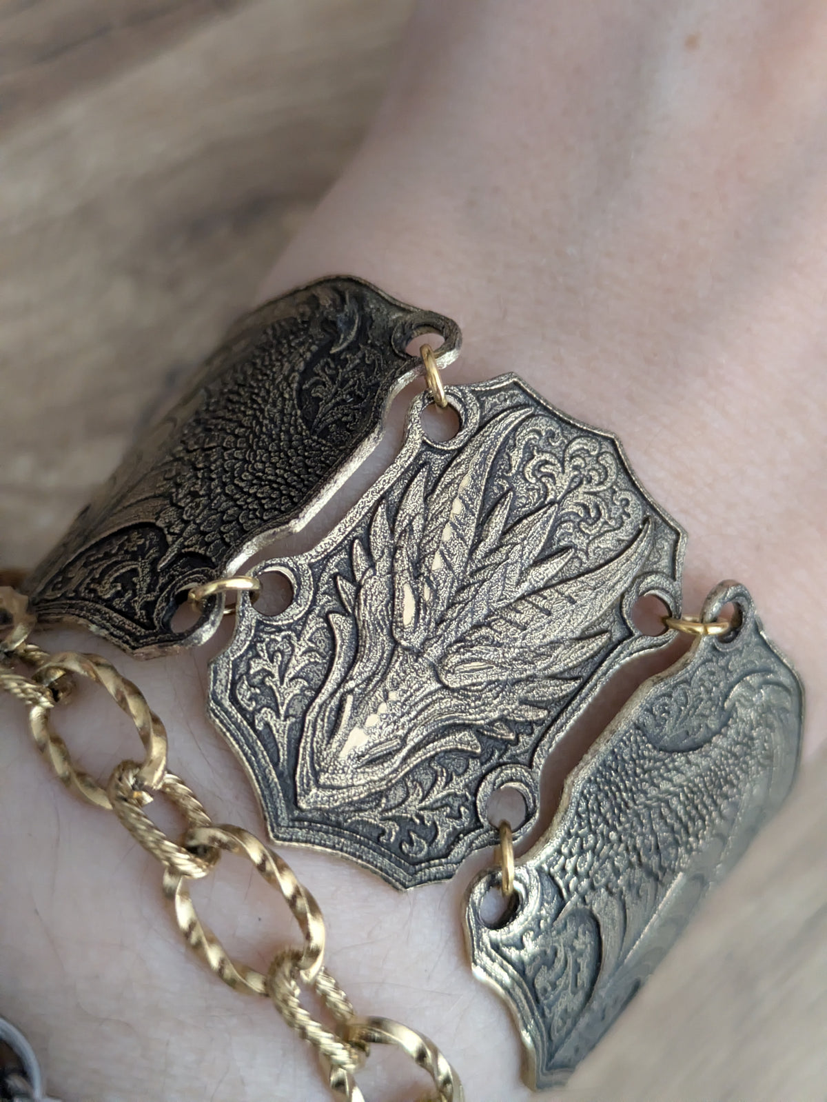 Bracelet armure Dragon articulé: Bracelet en laiton embossé style Medievalcore