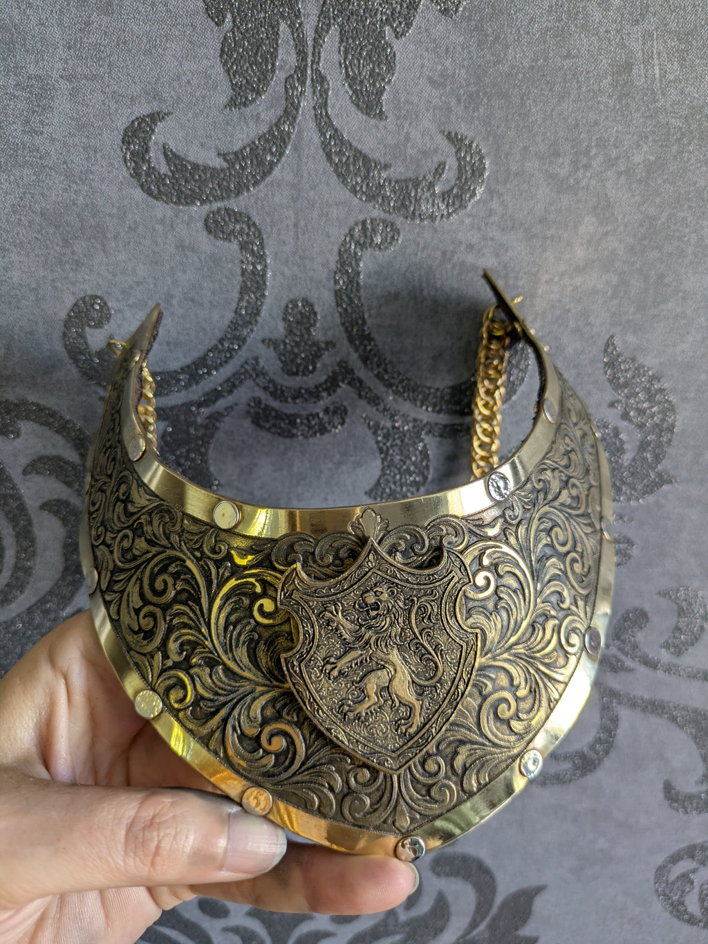Collier Plastron Gorget – Blason Lion Héraldique Laiton