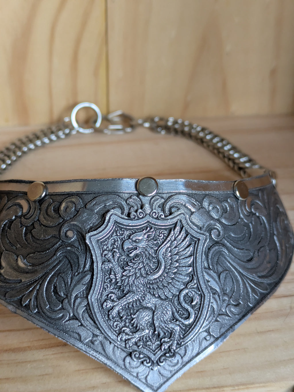 Collier Plastron Gorget – Blason Griffon Héraldique Aluminium
