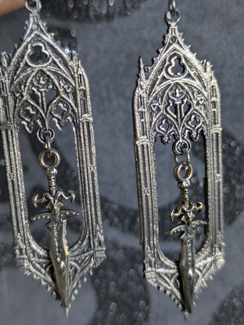 Boucles d'oreilles Épée Gothique en Aluminium – Bijoux Cathédrale Médiévaux Fantasy | Tokyo Stories
