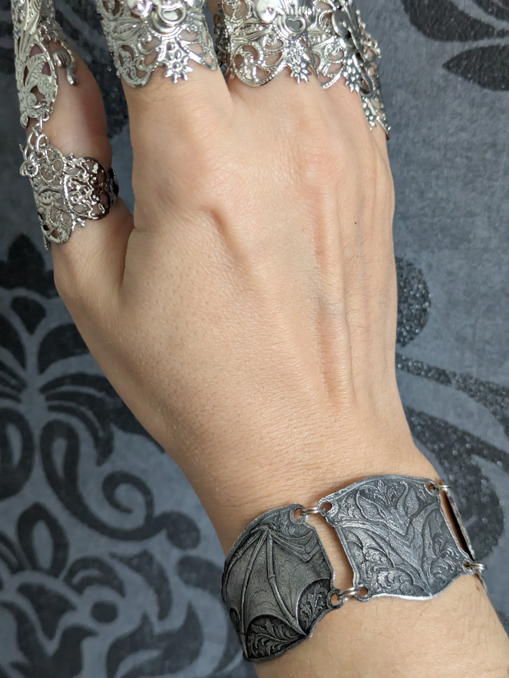 Bracelet Chauve-Souris Enchaînée – Bracelet Armure Articulé en Aluminium Embossé – Medievalcore, Gothique & Dark Fantasy