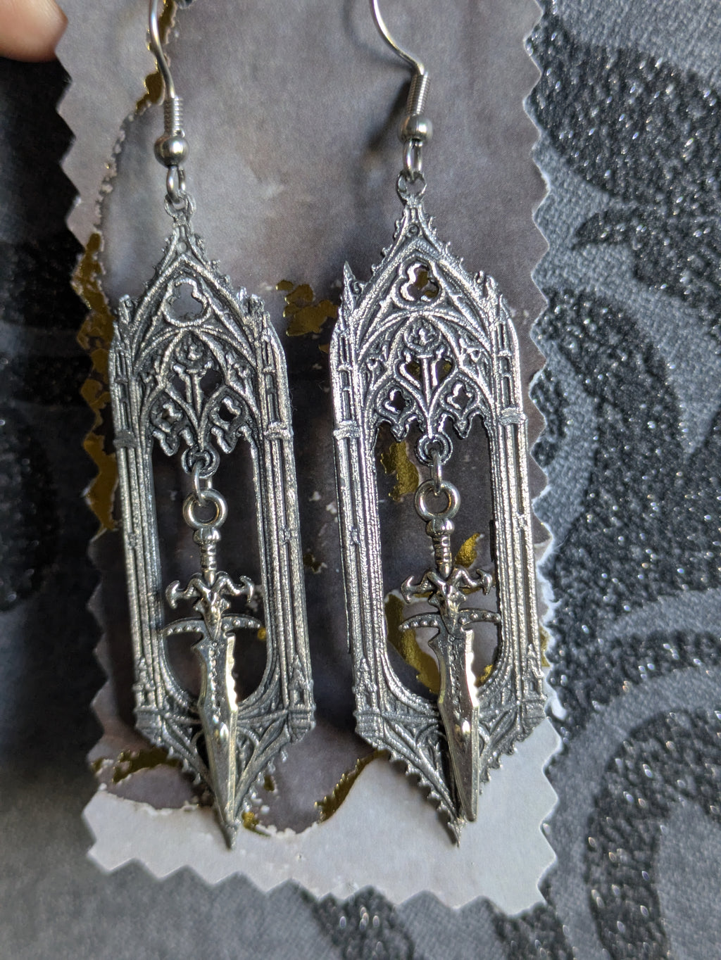 Boucles d'oreilles Épée Gothique en Aluminium – Bijoux Cathédrale Médiévaux Fantasy | Tokyo Stories