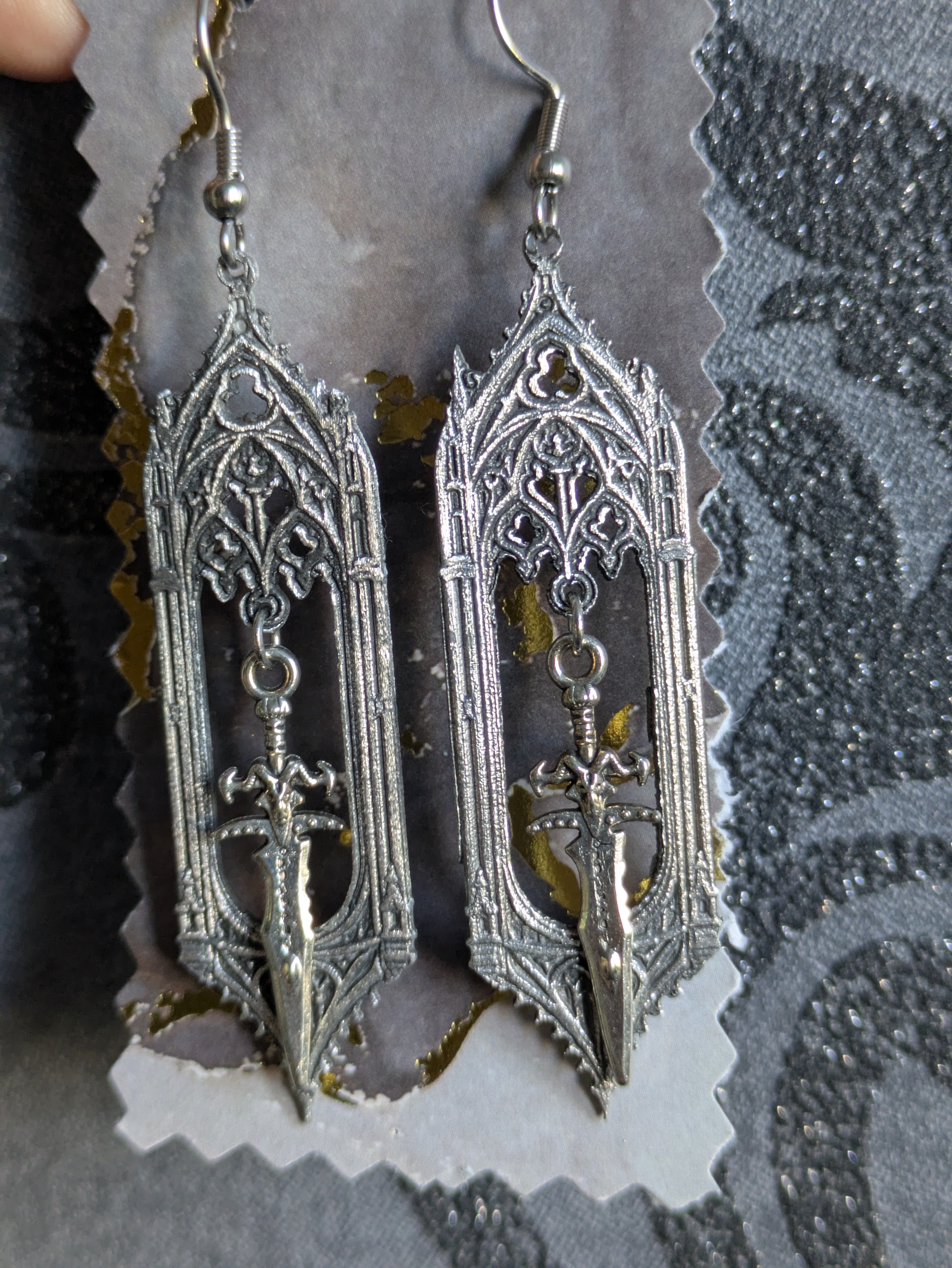 Boucles d'oreilles Épée Gothique en Aluminium – Bijoux Cathédrale Médiévaux Fantasy | Tokyo Stories