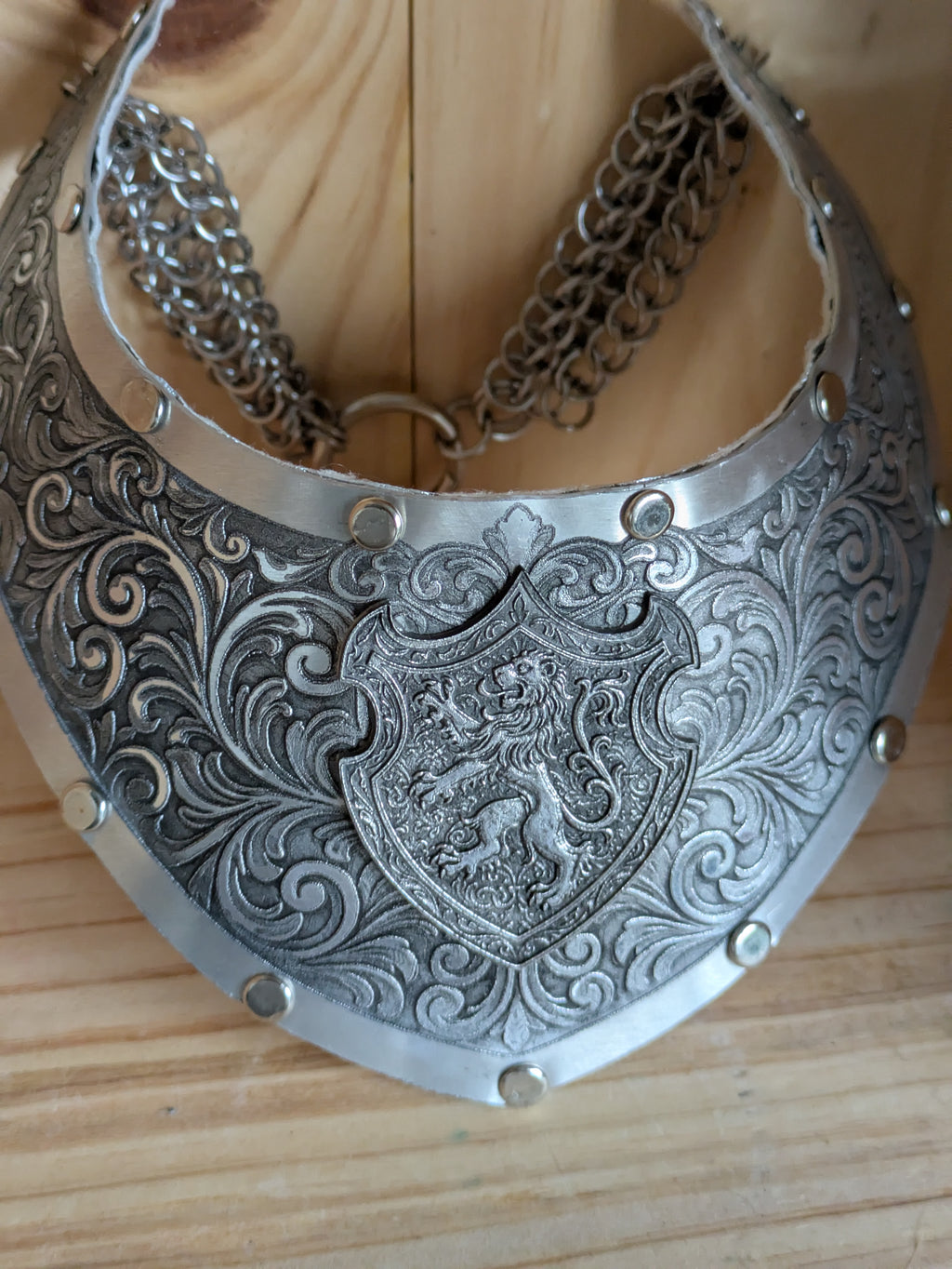 Collier Plastron Gorget – Blason Lion Héraldique Aluminium