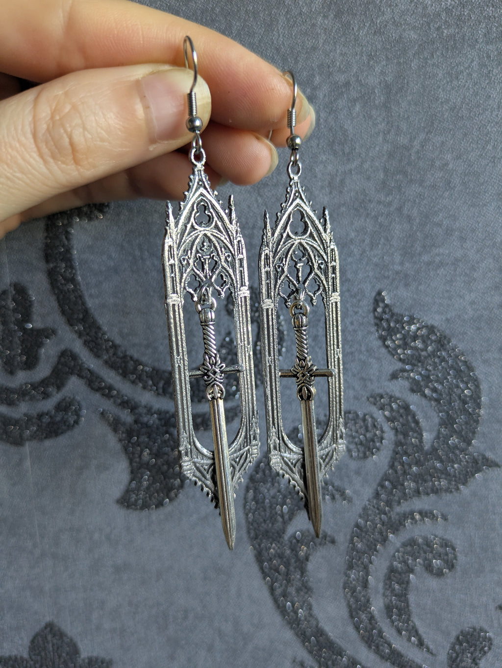 Boucles d'oreilles Épée Gothique en Aluminium – Bijoux Cathédrale Médiévaux Fantasy | Tokyo Stories