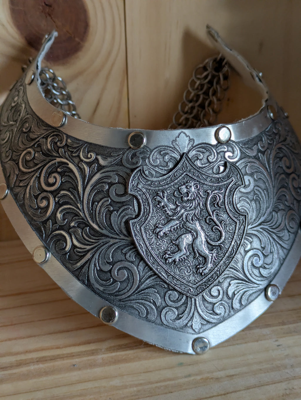 Collier Plastron Gorget – Blason Lion Héraldique Aluminium