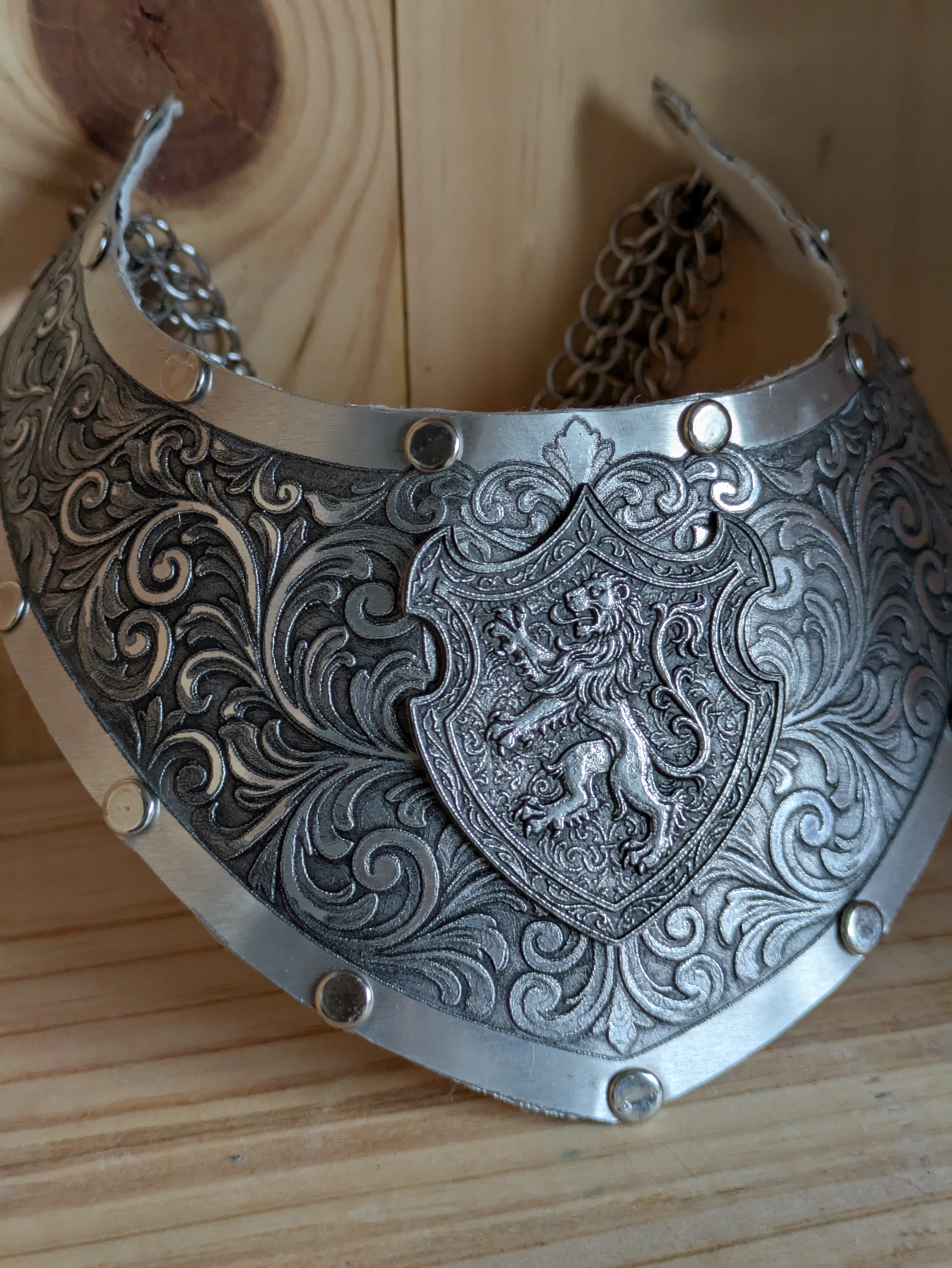 Collier Plastron Gorget – Blason Lion Héraldique Aluminium