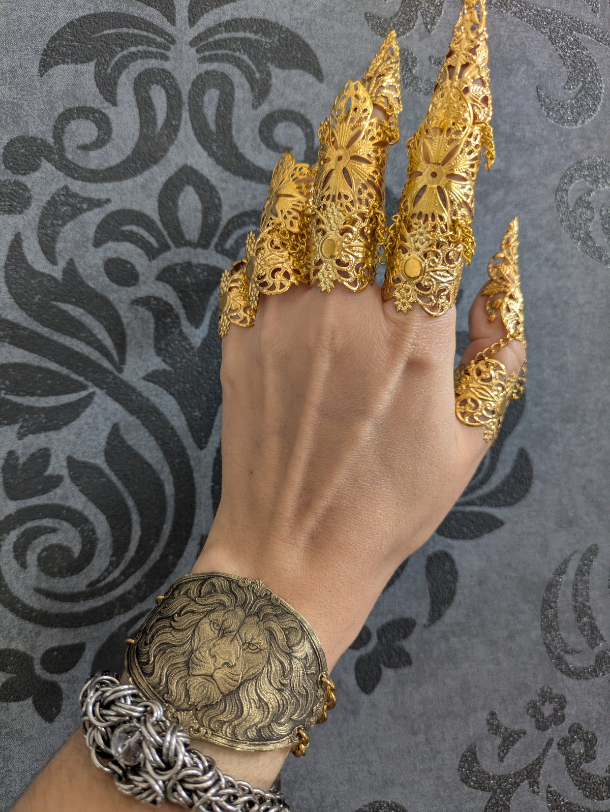 Bracelet Lion Medievalcore en laiton embossé – Shield Cuff, bijou d’armure Knightcore & Dark Fantasy