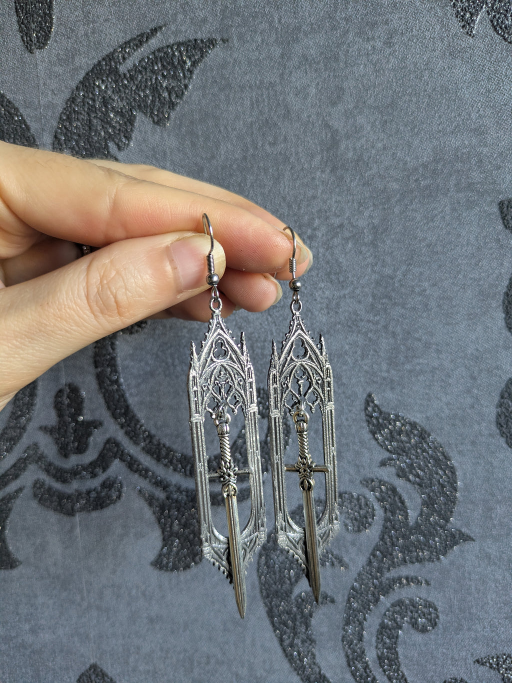 Boucles d'oreilles Épée Gothique en Aluminium – Bijoux Cathédrale Médiévaux Fantasy | Tokyo Stories