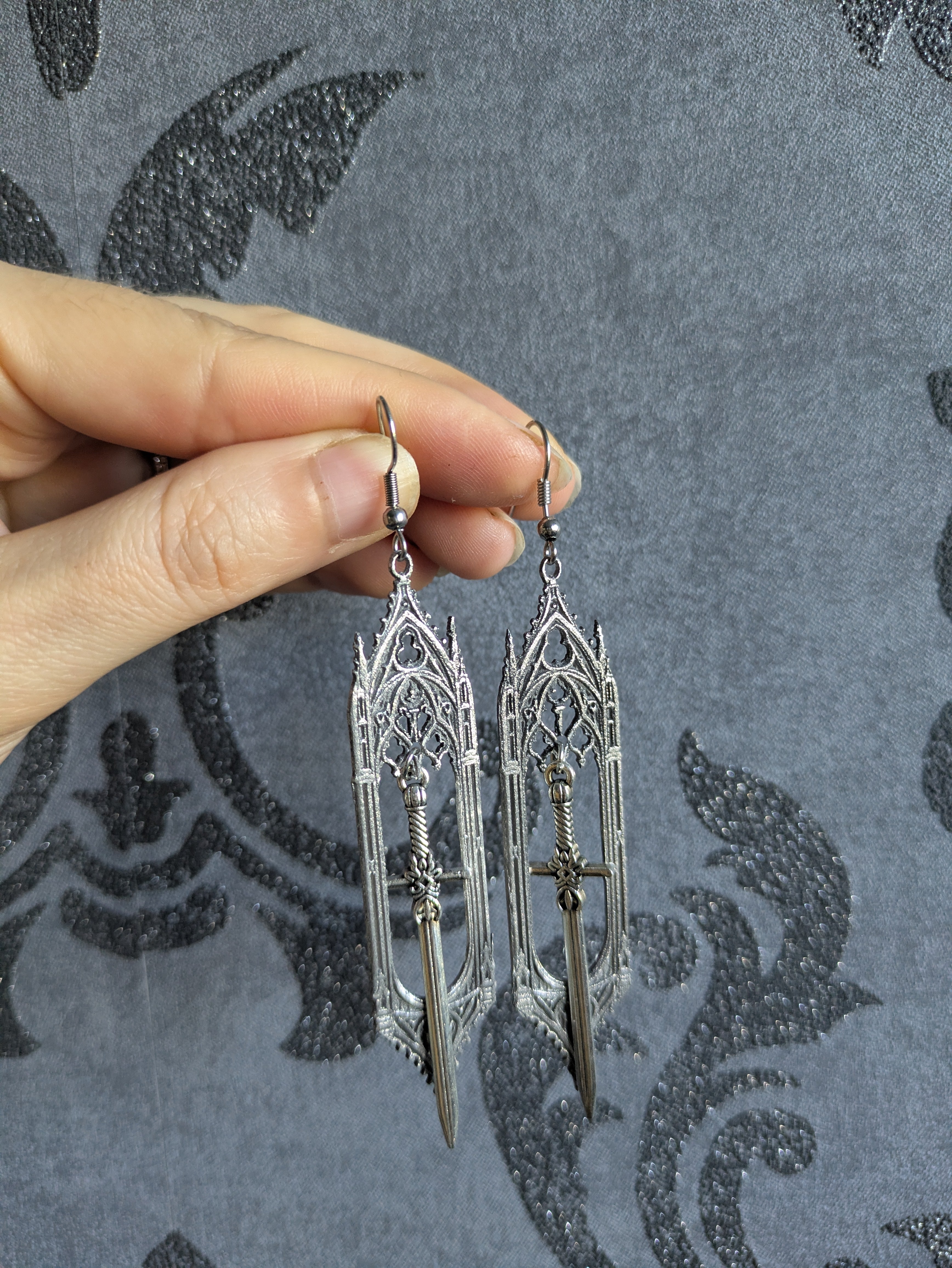 Boucles d'oreilles Épée Gothique en Aluminium – Bijoux Cathédrale Médiévaux Fantasy | Tokyo Stories