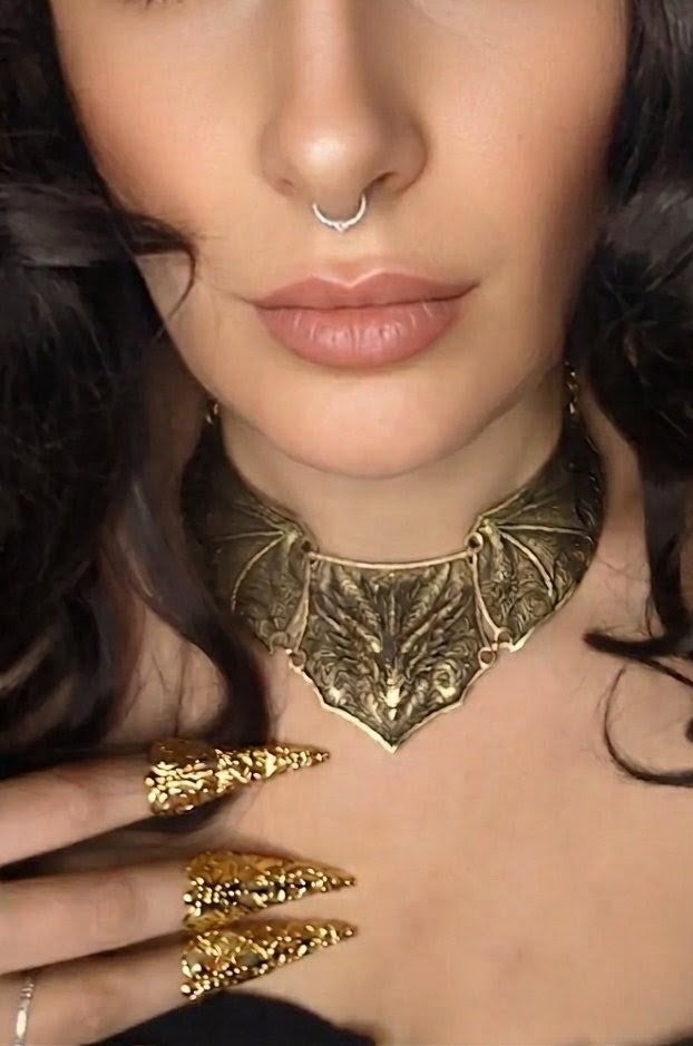 Collier armure Dragon articulé: Ras-le-cou en laiton embossé style Dark Fantasy
