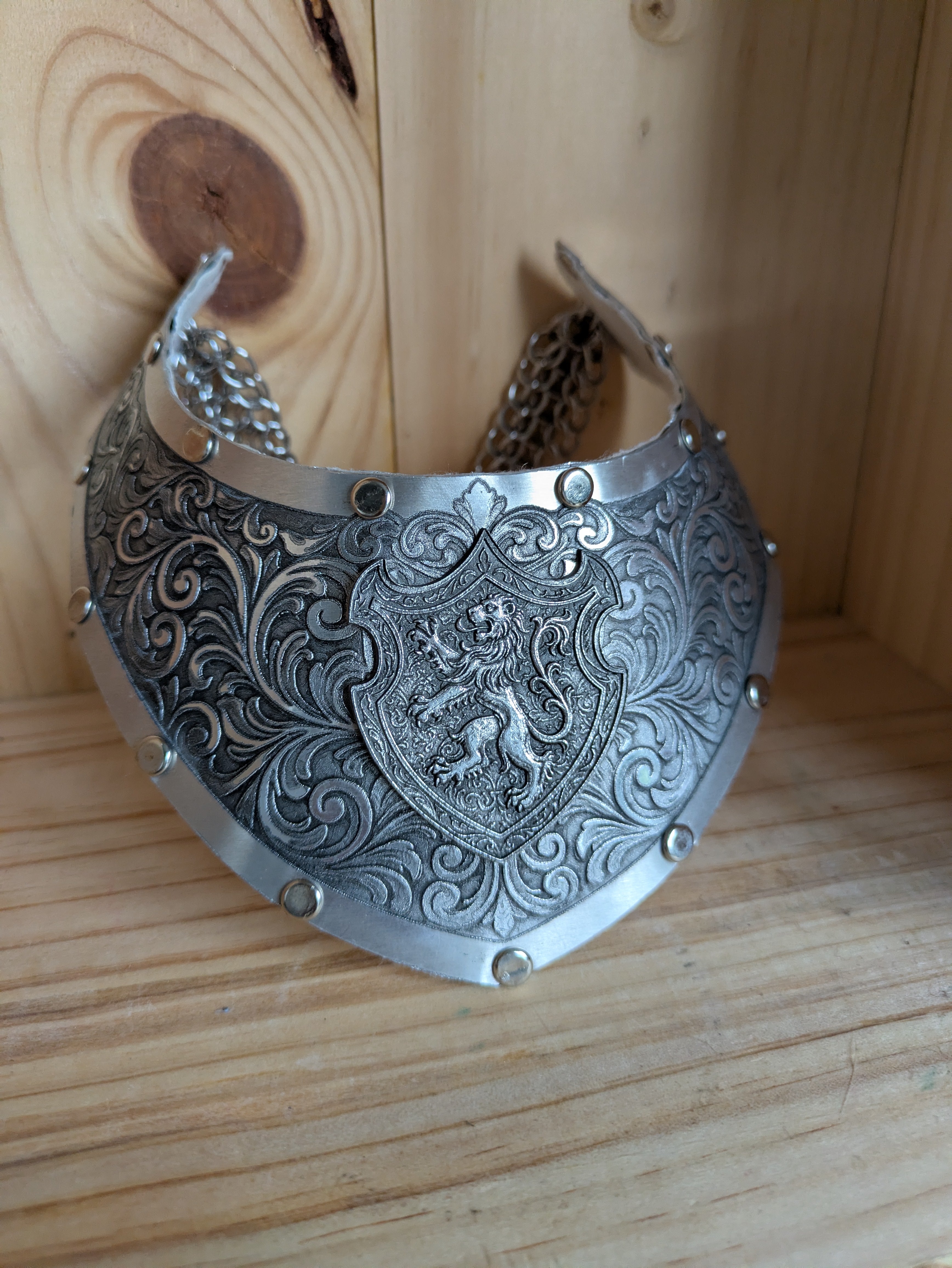 Collier Plastron Gorget – Blason Lion Héraldique Aluminium