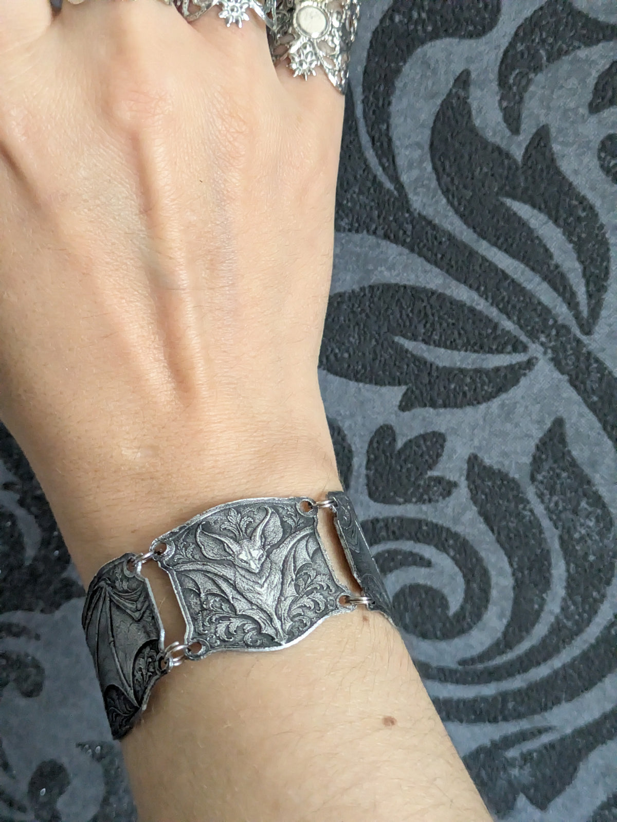 Bracelet Chauve-Souris Enchaînée – Bracelet Armure Articulé en Aluminium Embossé – Medievalcore, Gothique & Dark Fantasy