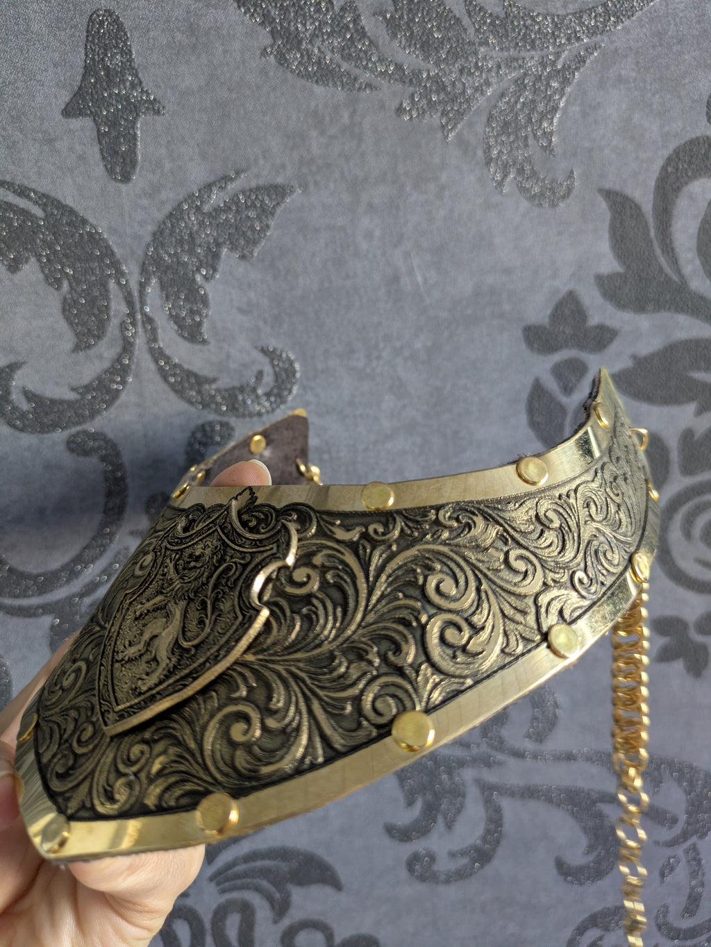 Collier Plastron Gorget – Blason Lion Héraldique Laiton
