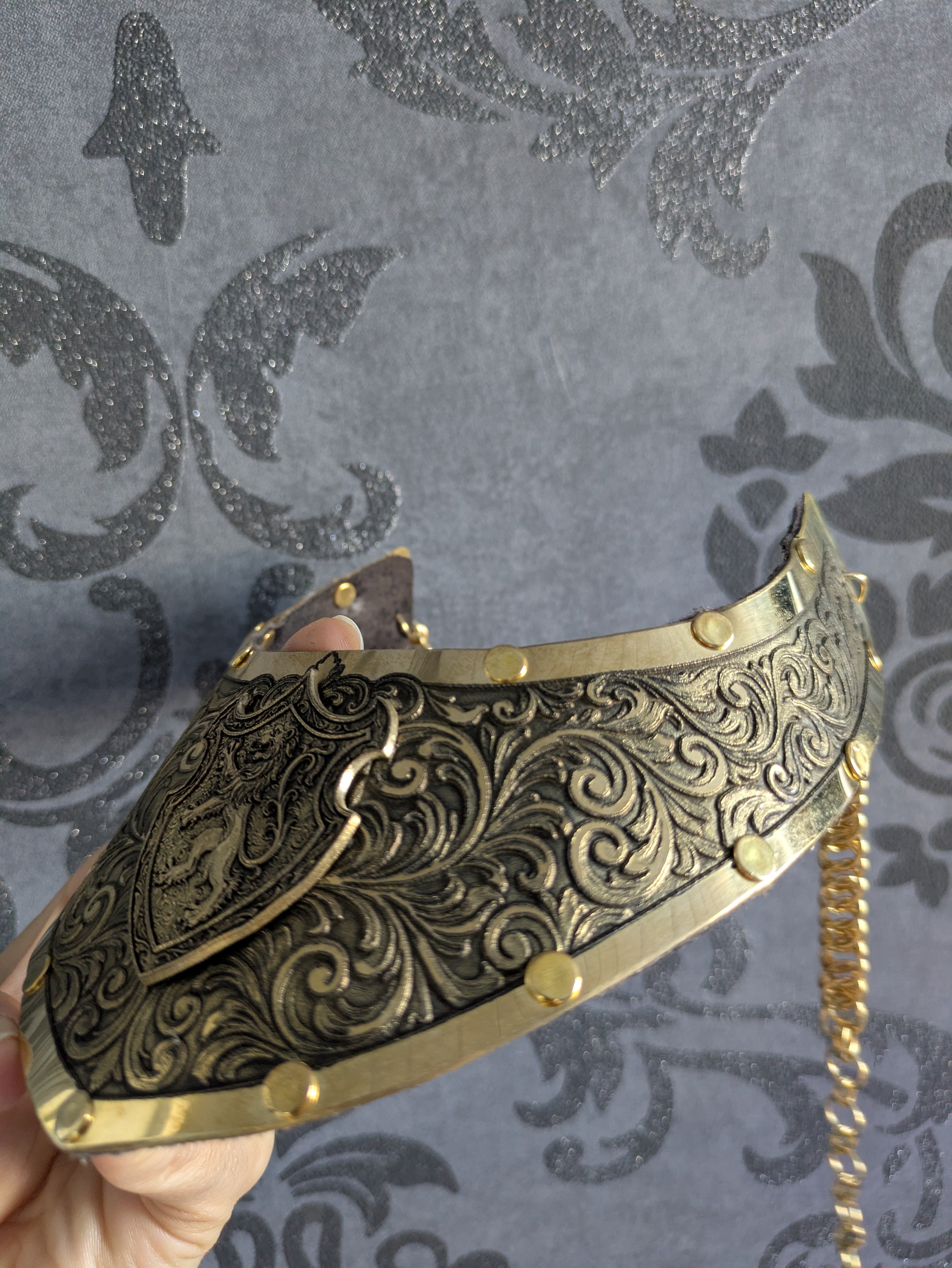 Collier Plastron Gorget – Blason Lion Héraldique Laiton
