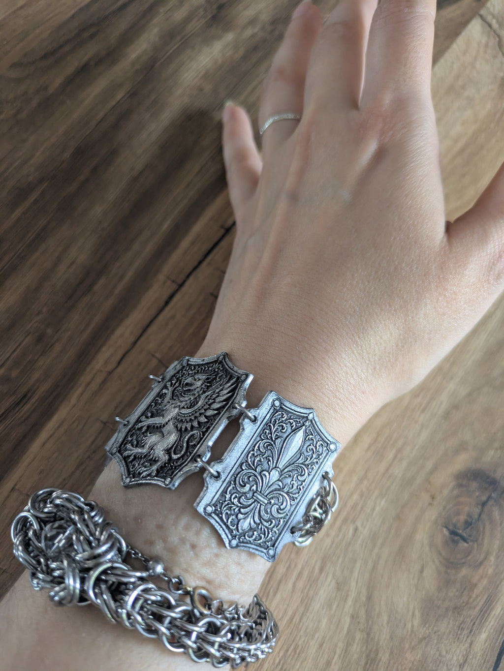 Bracelet Médiéval Blason Griffon – 3 Pièces Dos de Dragon