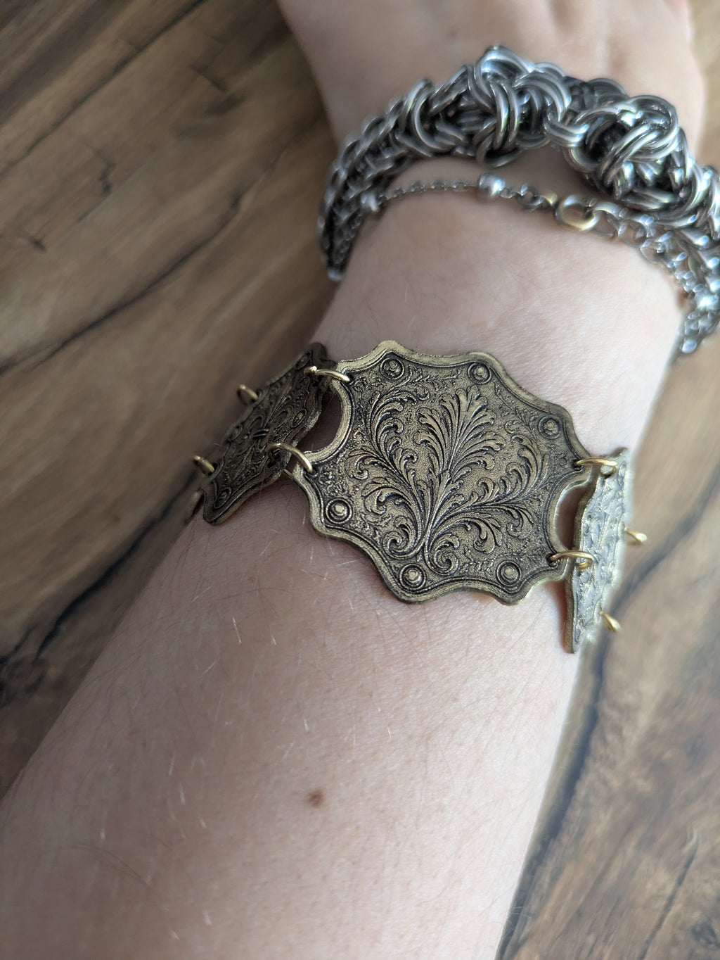 Bracelet Médiéval Laiton Acanthe – Articulé Cotte de Maille Doré
