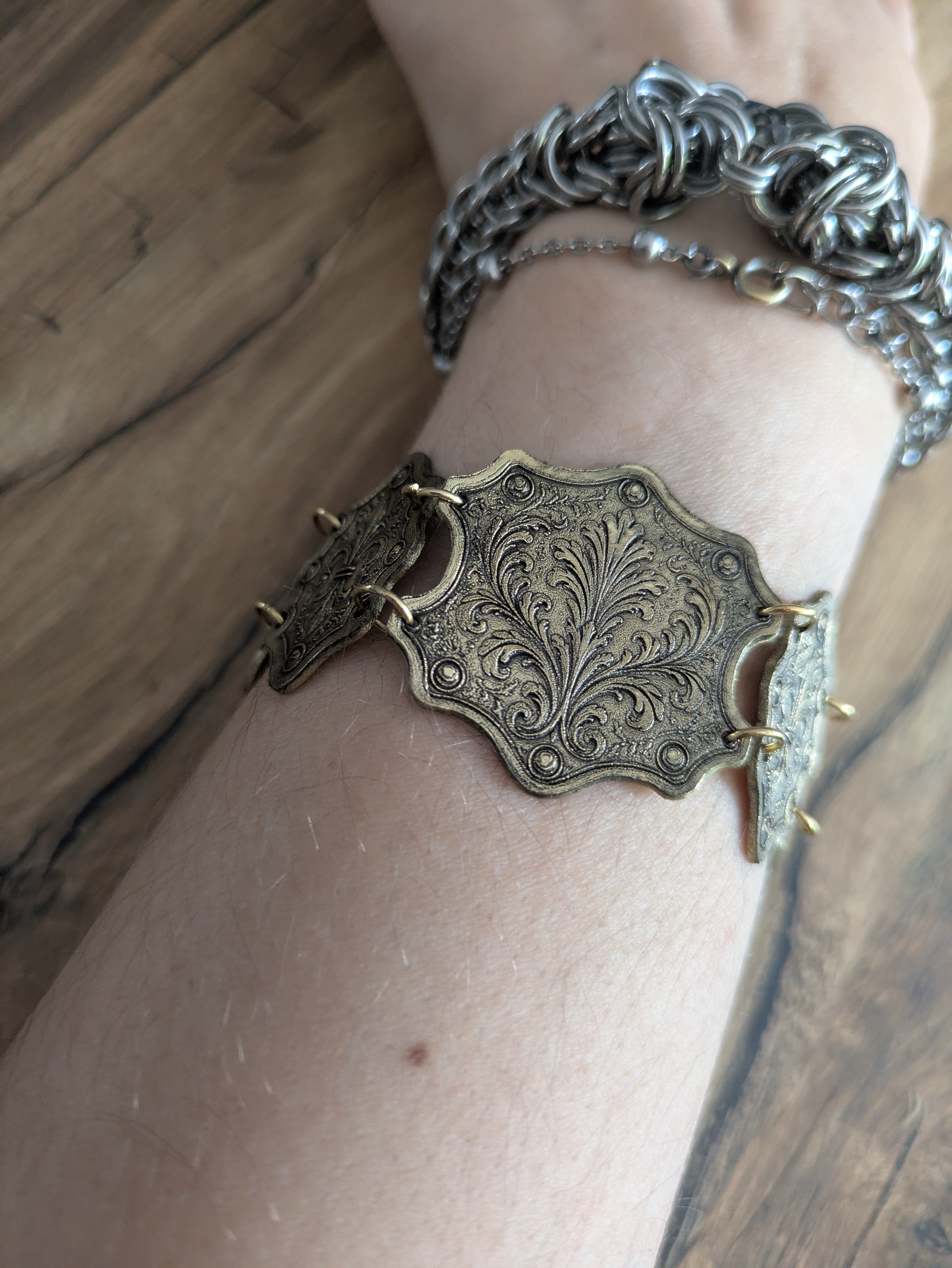 Bracelet Médiéval Laiton Acanthe – Articulé Cotte de Maille Doré