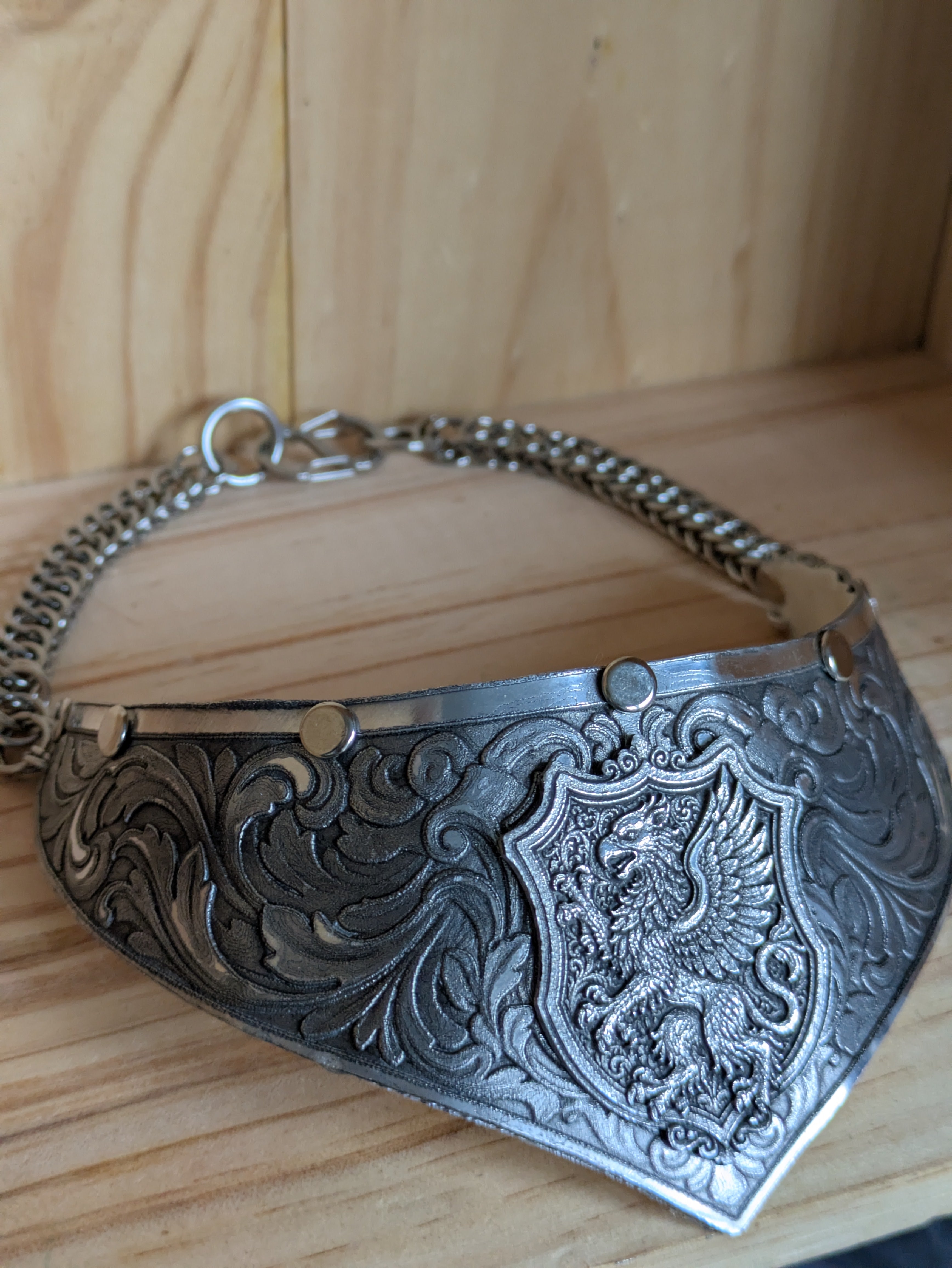Collier Plastron Gorget – Blason Griffon Héraldique Aluminium
