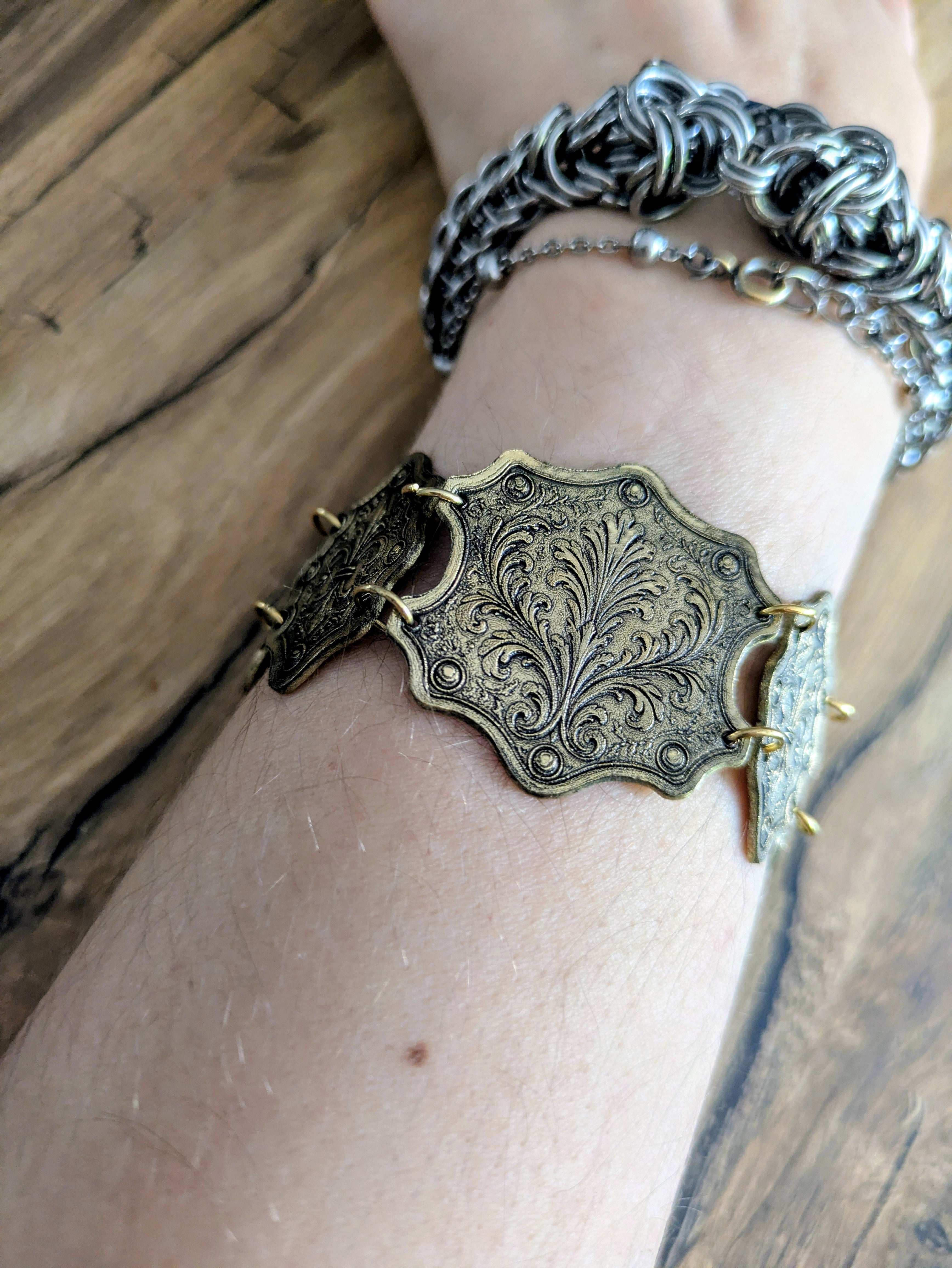 Bracelet Médiéval Laiton Acanthe – Articulé Cotte de Maille Doré