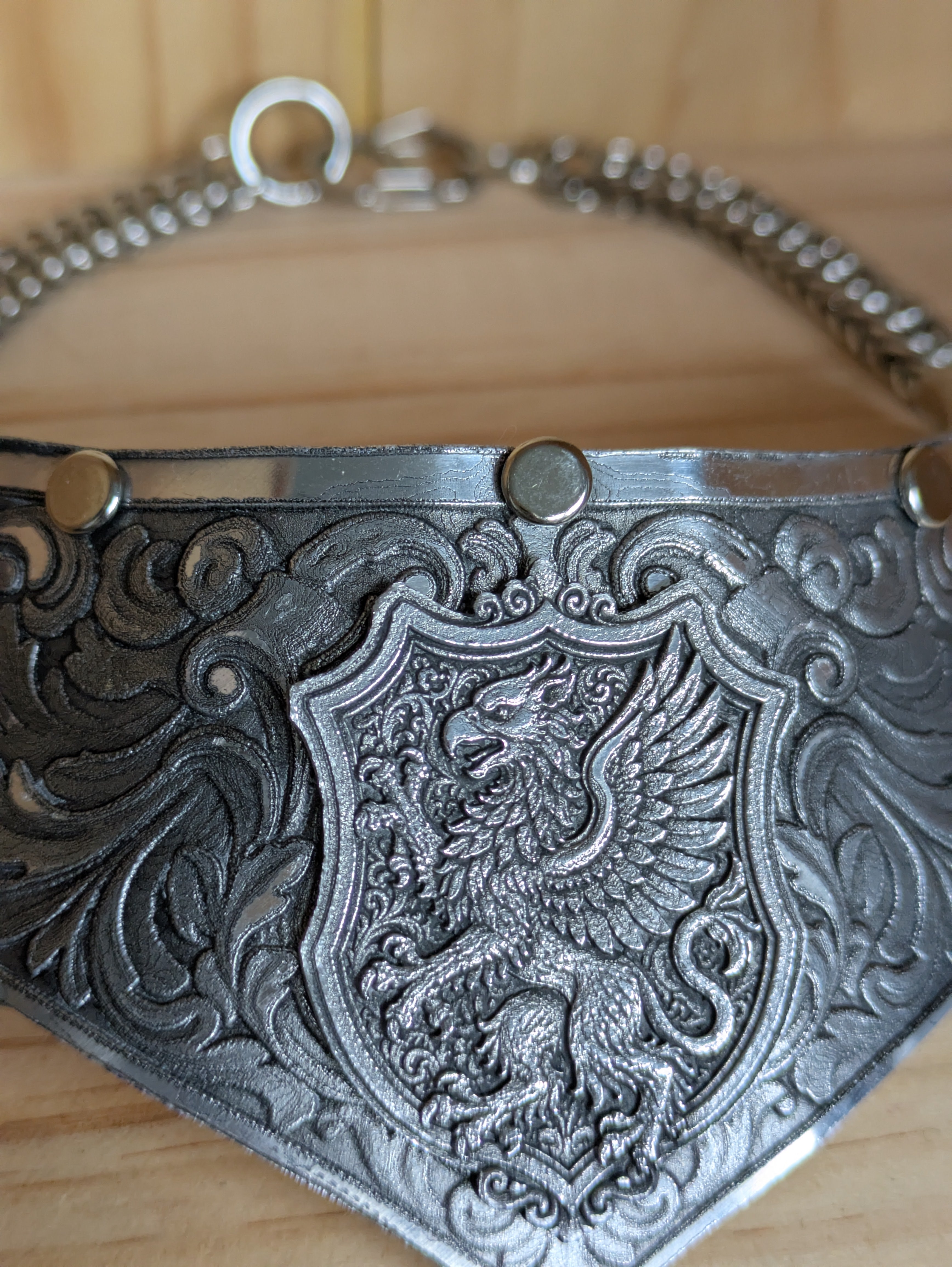 Collier Plastron Gorget – Blason Griffon Héraldique Aluminium