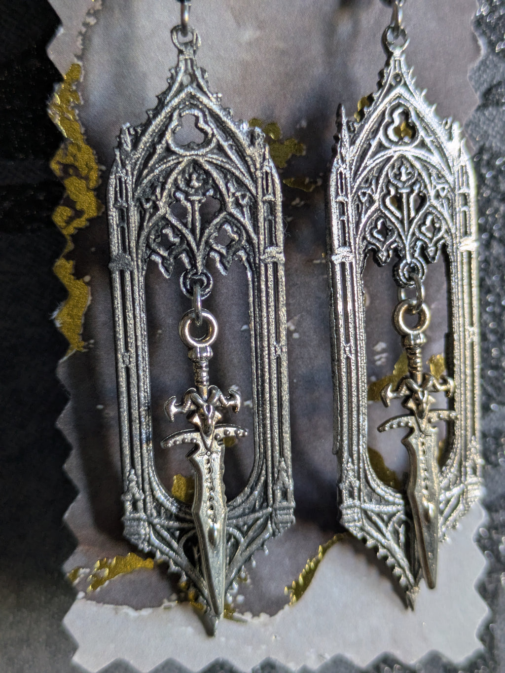 Boucles d'oreilles Épée Gothique en Aluminium – Bijoux Cathédrale Médiévaux Fantasy | Tokyo Stories