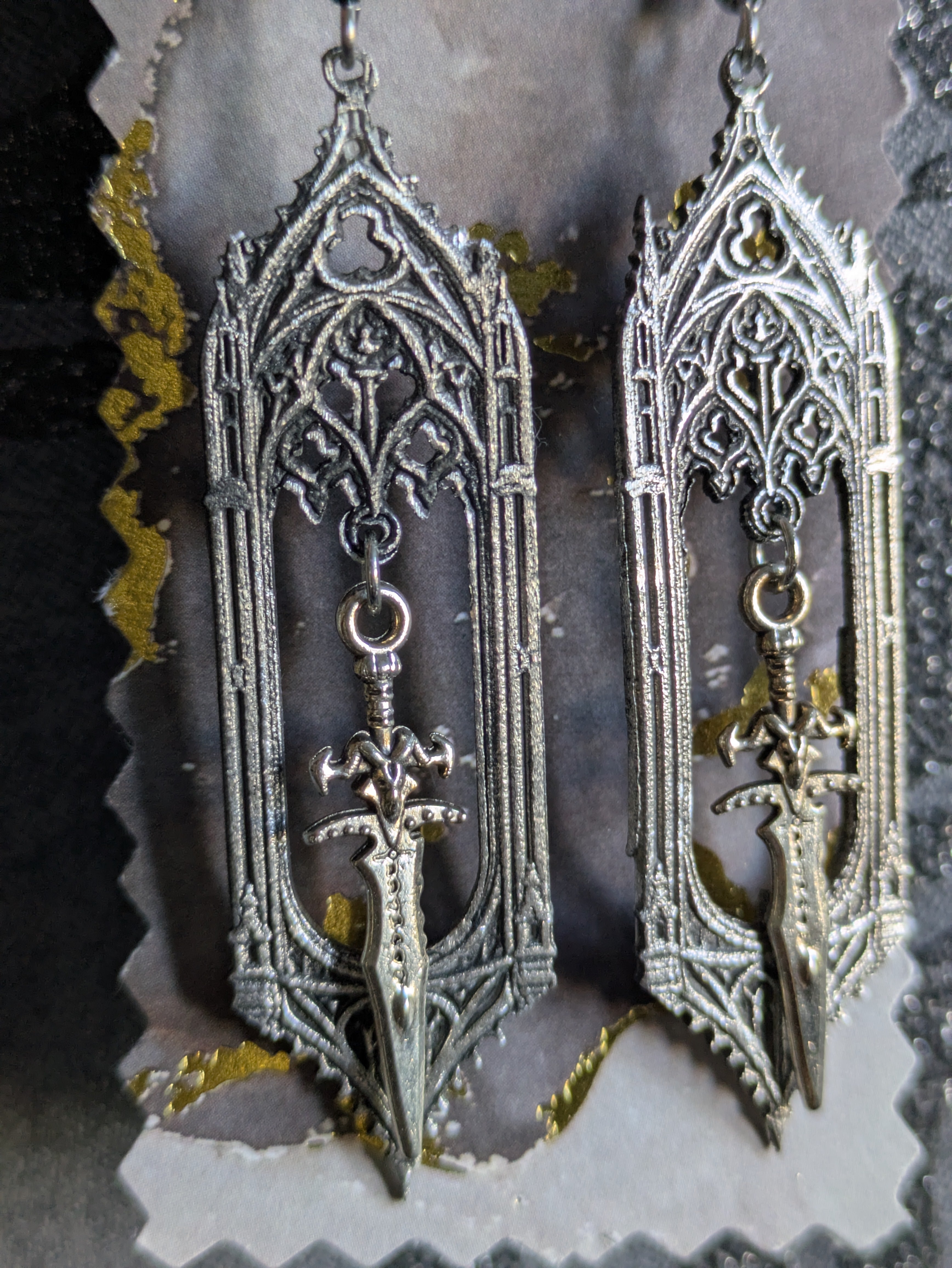 Boucles d'oreilles Épée Gothique en Aluminium – Bijoux Cathédrale Médiévaux Fantasy | Tokyo Stories